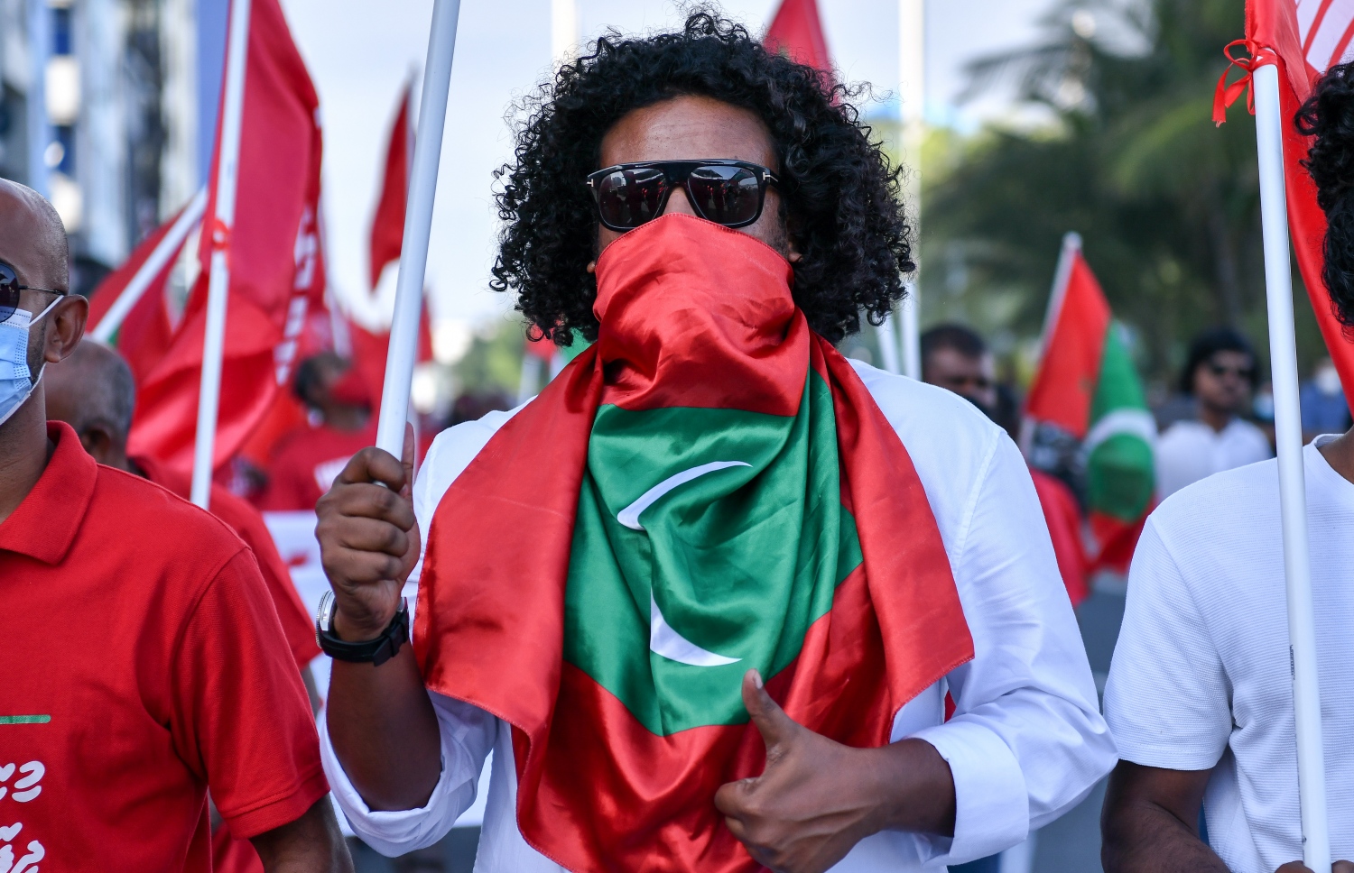 މާލެ- އޮކްޓޯބަރު 22، 2021: އިންޑިއާ ސިފައިން ރާއްޖޭން ބޭލުމަށް ގޮވާލައި މިއަދު މާލެގައި ބޭއްވި ހިނގާލުމުގައި އިދިކޮޅު ސަޕޯޓަރުން ބައިވެރިވަނީ، ގިނަ އަދަދެއްގެ މީހުން ބައިވެރިވި އެ ހިނގައިލުން ކުރިއަށް ދިޔައީ ފުލުހުންގެ އިރުޝާދާ އެއްގޮތަށް ސުލްހަވެރިކަމާ އެކު--. ފޮޓޯ: ނިޝާން އަލީ / މިހާރު