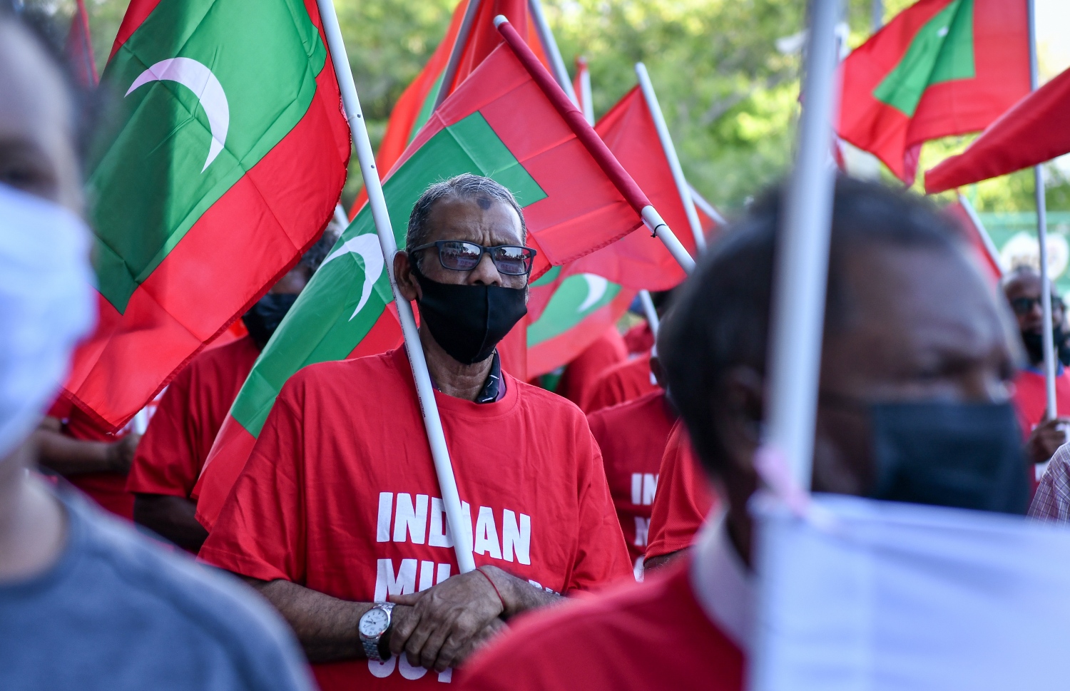 މާލެ- އޮކްޓޯބަރު 22، 2021: އިންޑިއާ ސިފައިން ރާއްޖޭން ބޭލުމަށް ގޮވާލައި މިއަދު މާލެގައި ބޭއްވި ހިނގާލުމުގައި އިދިކޮޅު ސަޕޯޓަރުން ބައިވެރިވަނީ، ގިނަ އަދަދެއްގެ މީހުން ބައިވެރިވި އެ ހިނގައިލުން ކުރިއަށް ދިޔައީ ފުލުހުންގެ އިރުޝާދާ އެއްގޮތަށް ސުލްހަވެރިކަމާ އެކު--. ފޮޓޯ: ނިޝާން އަލީ / މިހާރު