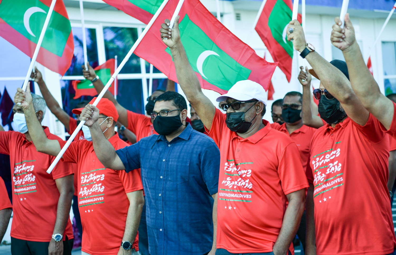 މާލެ- އޮކްޓޯބަރު 22، 2021: އިންޑިއާ ސިފައިން ރާއްޖޭން ބޭލުމަށް ގޮވާލައި މިއަދު މާލެގައި ބޭއްވި ހިނގާލުމުގައި އިދިކޮޅު ބައެއް އިސްވެރިން ބައިވެރިވަނީ، ގިނަ އަދަދެއްގެ މީހުން ބައިވެރިވި އެ ހިނގައިލުން ކުރިއަށް ދިޔައީ ފުލުހުންގެ އިރުޝާދާ އެއްގޮތަށް ސުލްހަވެރިކަމާ އެކު--. ފޮޓޯ: ނިޝާން އަލީ / މިހާރު