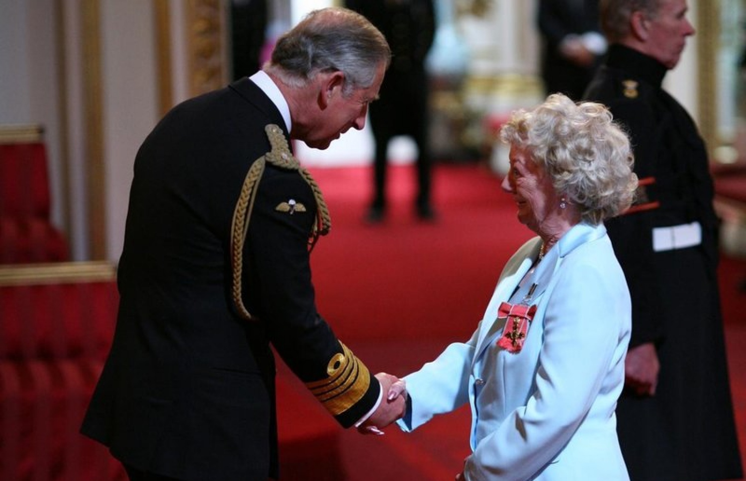 ޕްރިންސް ޗާލްސްއާ އެކު ޑޮރީން އެވޯޑް ހަފުލާއެއްގައި.