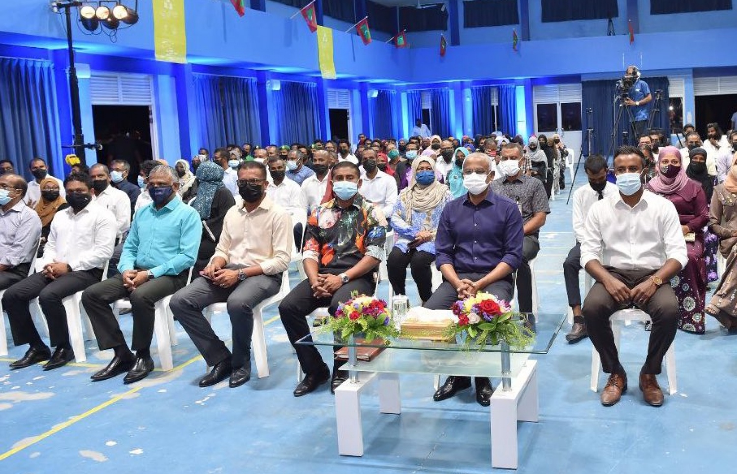 ކުޅުދުއްފުށީގައި މިރޭ ބޭއްވި ޒުވާނުންގެ ދުވަހުގެ ޖަލްސާގައި ރައީސް އިބްރާހިމް މުހައްމަދު ސޯލިހު އަދި އެ ޖަލްސާގައި ބައިވެރިވި ބައެއް އެހެން މީހުން.---ފޮޓޯ: ރައީސް އޮފީސް