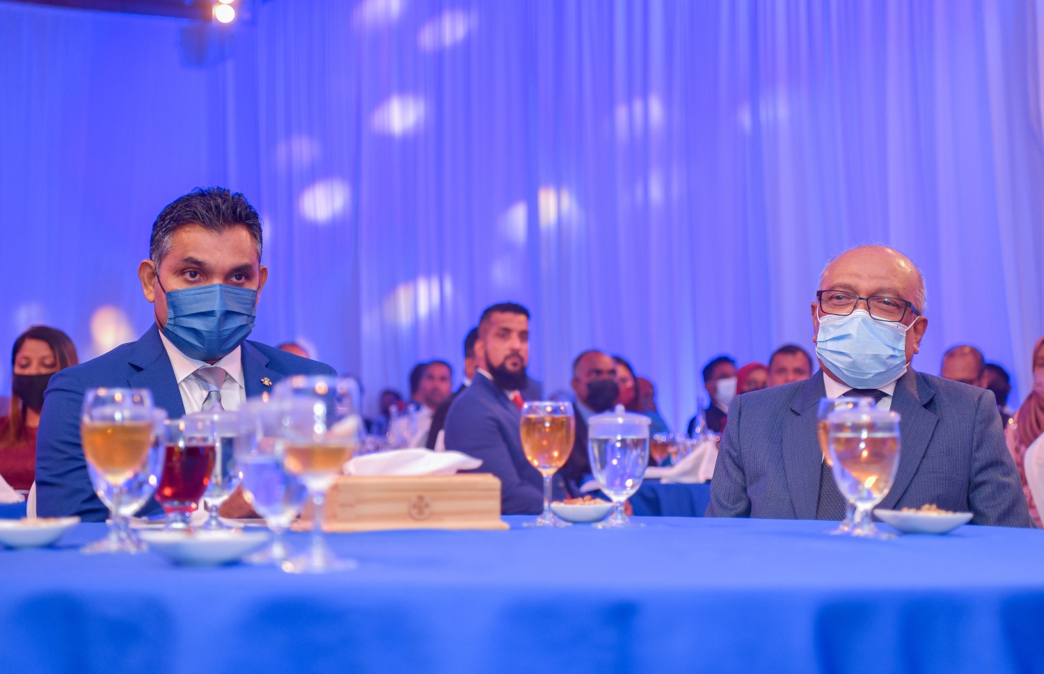 މާލެ، އޮކްޓޫބަރު 23، 2021: ވިލާ ކޮލެޖުގެ 'ސްޓޫޑަންޓް އެޗީވްމަންޓް އެވޯޑްސް' ހަފްލާގައި ނާއިބު ރައީސް ފައިސަލް ނަސީމާއި އެ ކޮލެޖުގެ ރެކްޓާ ޑރ. އަހުމަދު އަންވަރު ބައިވެރިވެވަޑައިގަންނަވަނީ-- ފޮޓޯ: ފަޔާޒު މޫސާ / މިހާރު