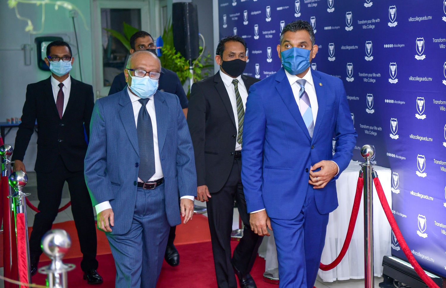 މާލެ، އޮކްޓޫބަރު 23، 2021: ވިލާ ކޮލެޖުގެ 'ސްޓޫޑަންޓް އެޗީވްމަންޓް އެވޯޑްސް' ހަފްލާއަށް ނާއިބު ރައީސް ފައިސަލް ނަސީމާއި އެ ކޮލެޖުގެ ރެކްޓާ ޑރ. އަހުމަދު އަންވަރު ވަޑައިގަންނަވަނީ-- ފޮޓޯ: ފަޔާޒު މޫސާ / މިހާރު
