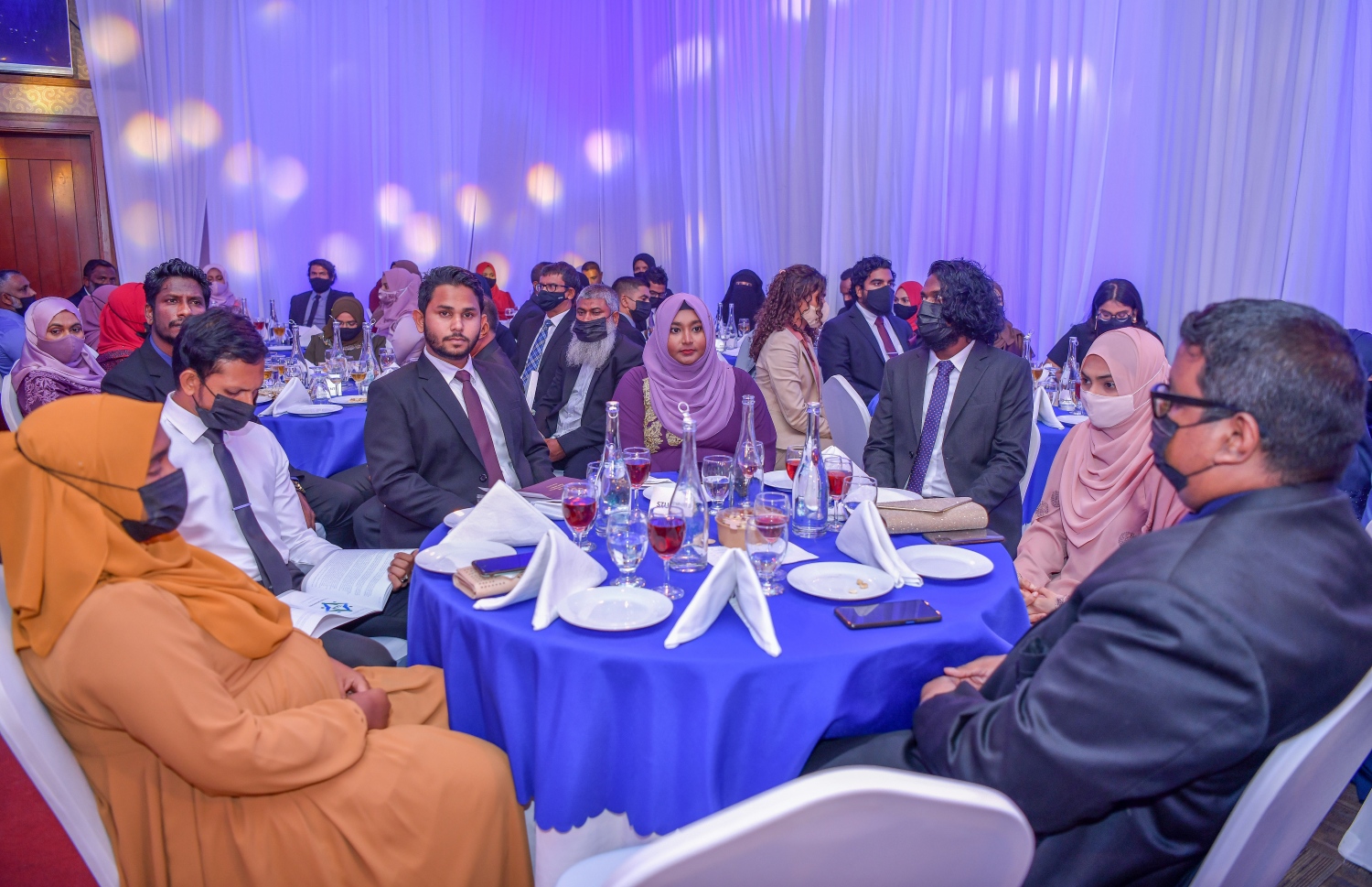 މާލެ، އޮކްޓޫބަރު 23، 2021: ވިލާ ކޮލެޖުގެ 'ސްޓޫޑަންޓް އެޗީވްމަންޓް އެވޯޑްސް' ހަފްލާގެ ތެރެއިން-- ފޮޓޯ: ފަޔާޒު މޫސާ / މިހާރު