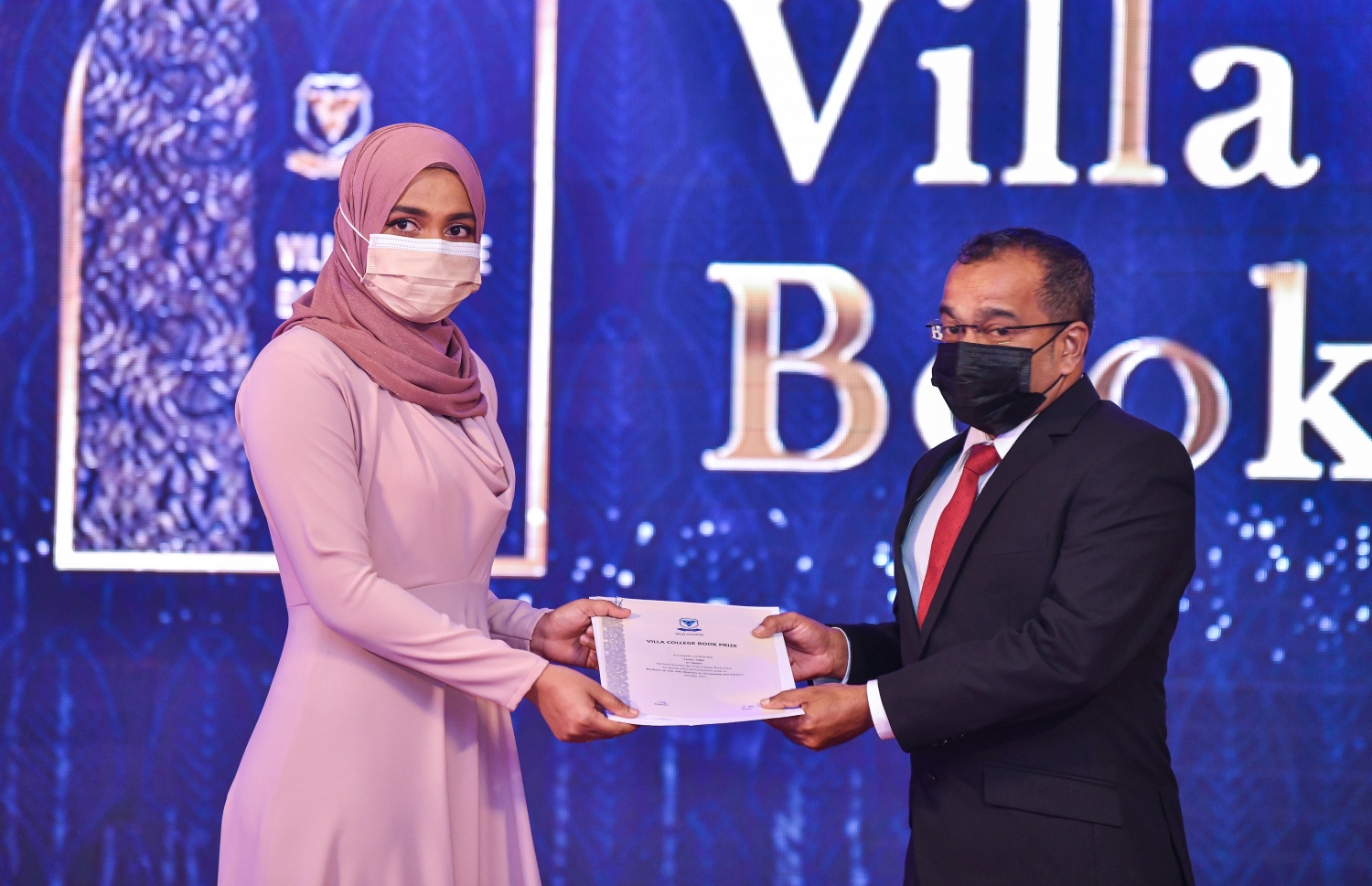 މާލެ، އޮކްޓޫބަރު 23، 2021: ވިލާ ކޮލެޖުގެ 'ސްޓޫޑަންޓް އެޗީވްމަންޓް އެވޯޑްސް' ހަފްލާގައި ދަރިވަރުންނާއި އިނާމު ހަވާލުކުރަނީ -- ފޮޓޯ: ފަޔާޒު މޫސާ / މިހާރު