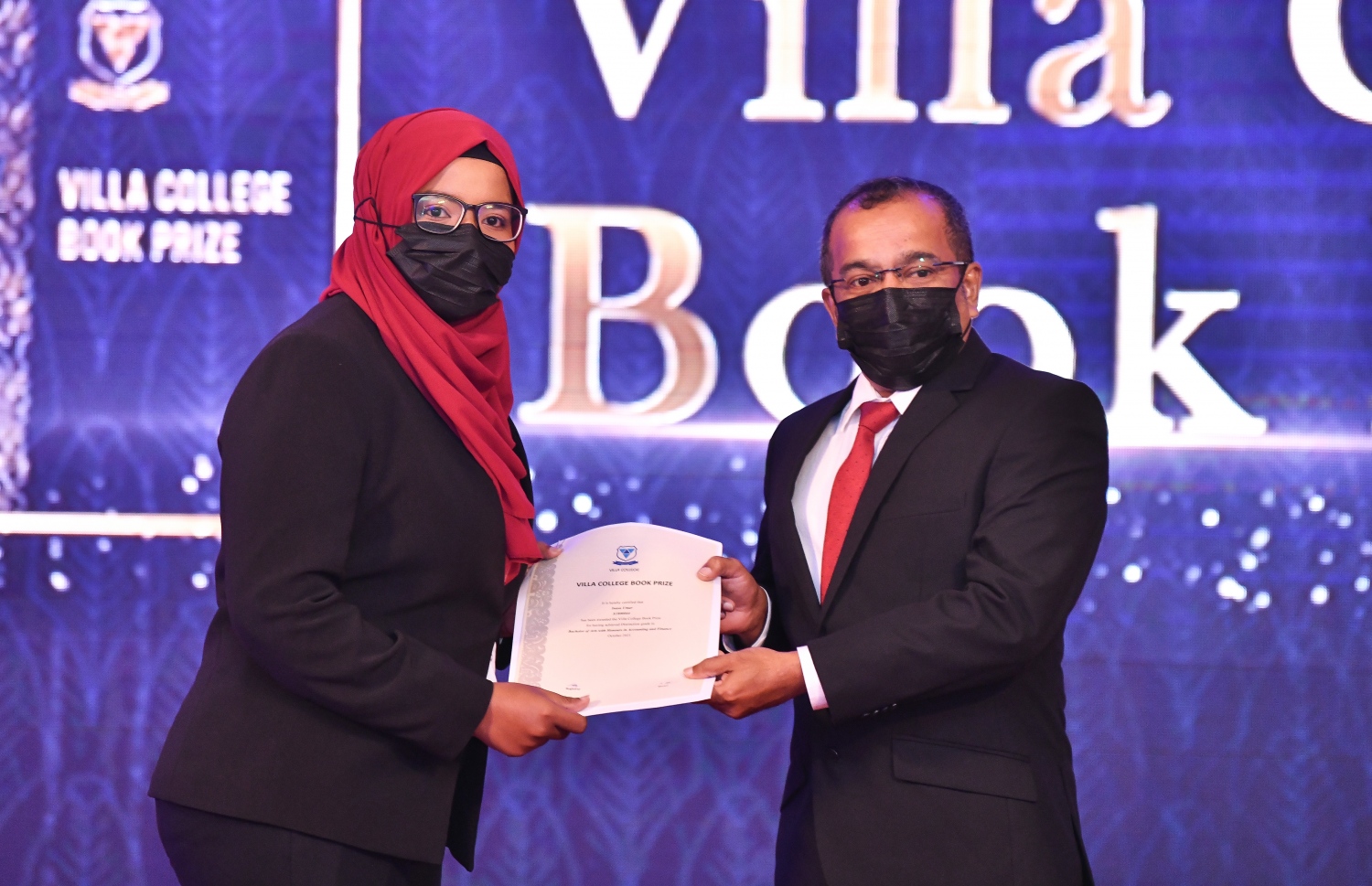 މާލެ، އޮކްޓޫބަރު 23، 2021: ވިލާ ކޮލެޖުގެ 'ސްޓޫޑަންޓް އެޗީވްމަންޓް އެވޯޑްސް' ހަފްލާގައި ދަރިވަރުންނާއި އިނާމު ހަވާލުކުރަނީ -- ފޮޓޯ: ފަޔާޒު މޫސާ / މިހާރު