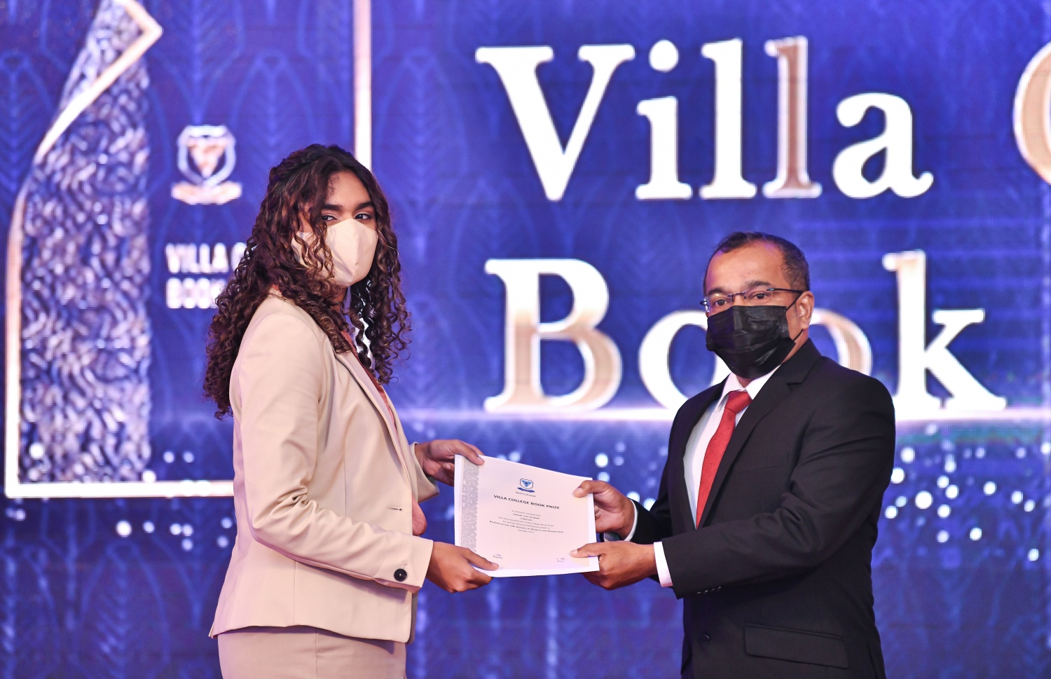 މާލެ، އޮކްޓޫބަރު 23، 2021: ވިލާ ކޮލެޖުގެ 'ސްޓޫޑަންޓް އެޗީވްމަންޓް އެވޯޑްސް' ހަފްލާގައި ދަރިވަރުންނާއި އިނާމު ހަވާލުކުރަނީ -- ފޮޓޯ: ފަޔާޒު މޫސާ / މިހާރު