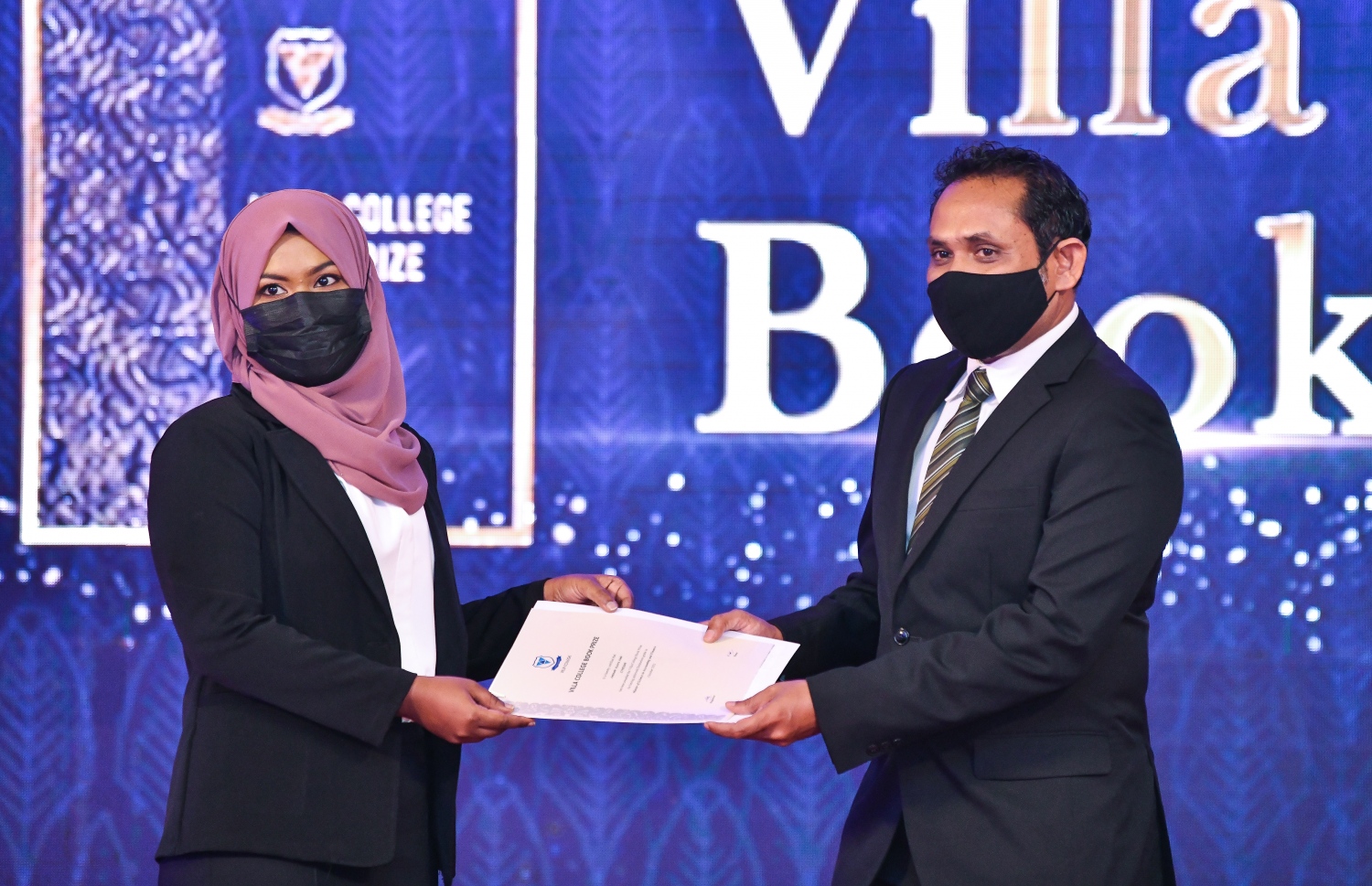 މާލެ، އޮކްޓޫބަރު 23، 2021: ވިލާ ކޮލެޖުގެ 'ސްޓޫޑަންޓް އެޗީވްމަންޓް އެވޯޑްސް' ހަފްލާގައި ދަރިވަރުންނާއި އިނާމު ހަވާލުކުރަނީ -- ފޮޓޯ: ފަޔާޒު މޫސާ / މިހާރު