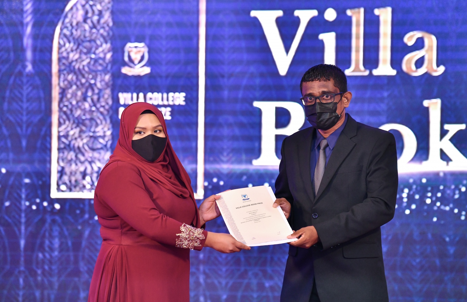 މާލެ، އޮކްޓޫބަރު 23، 2021: ވިލާ ކޮލެޖުގެ 'ސްޓޫޑަންޓް އެޗީވްމަންޓް އެވޯޑްސް' ހަފްލާގައި ދަރިވަރުންނާއި އިނާމު ހަވާލުކުރަނީ -- ފޮޓޯ: ފަޔާޒު މޫސާ / މިހާރު