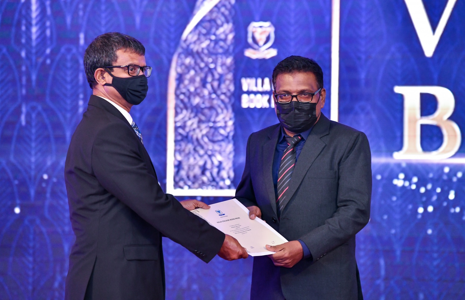 މާލެ، އޮކްޓޫބަރު 23، 2021: ވިލާ ކޮލެޖުގެ 'ސްޓޫޑަންޓް އެޗީވްމަންޓް އެވޯޑްސް' ހަފްލާގައި ދަރިވަރުންނާއި އިނާމު ހަވާލުކުރަނީ -- ފޮޓޯ: ފަޔާޒު މޫސާ / މިހާރު