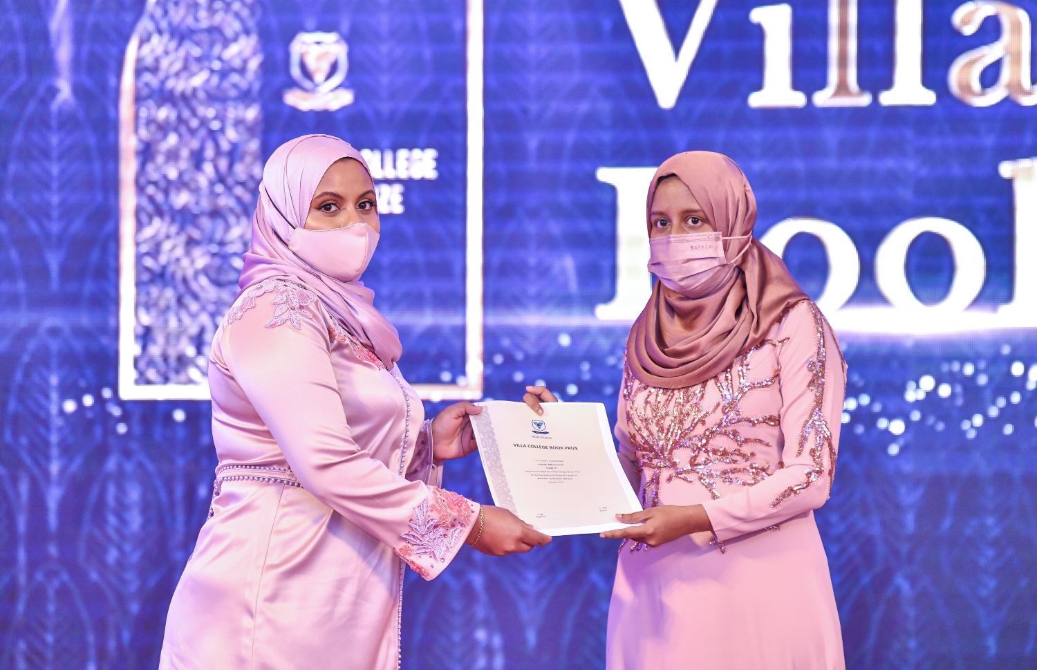 މާލެ، އޮކްޓޫބަރު 23، 2021: ވިލާ ކޮލެޖުގެ 'ސްޓޫޑަންޓް އެޗީވްމަންޓް އެވޯޑްސް' ހަފްލާގައި ވިލާ ކޮލެޖް މެޑަލް އާއި އިންޑަސްޓްރިއަލް ޕްރައިސް އިނާމު ހަވާލުކުރަނީ -- ފޮޓޯ: ފަޔާޒު މޫސާ / މިހާރު