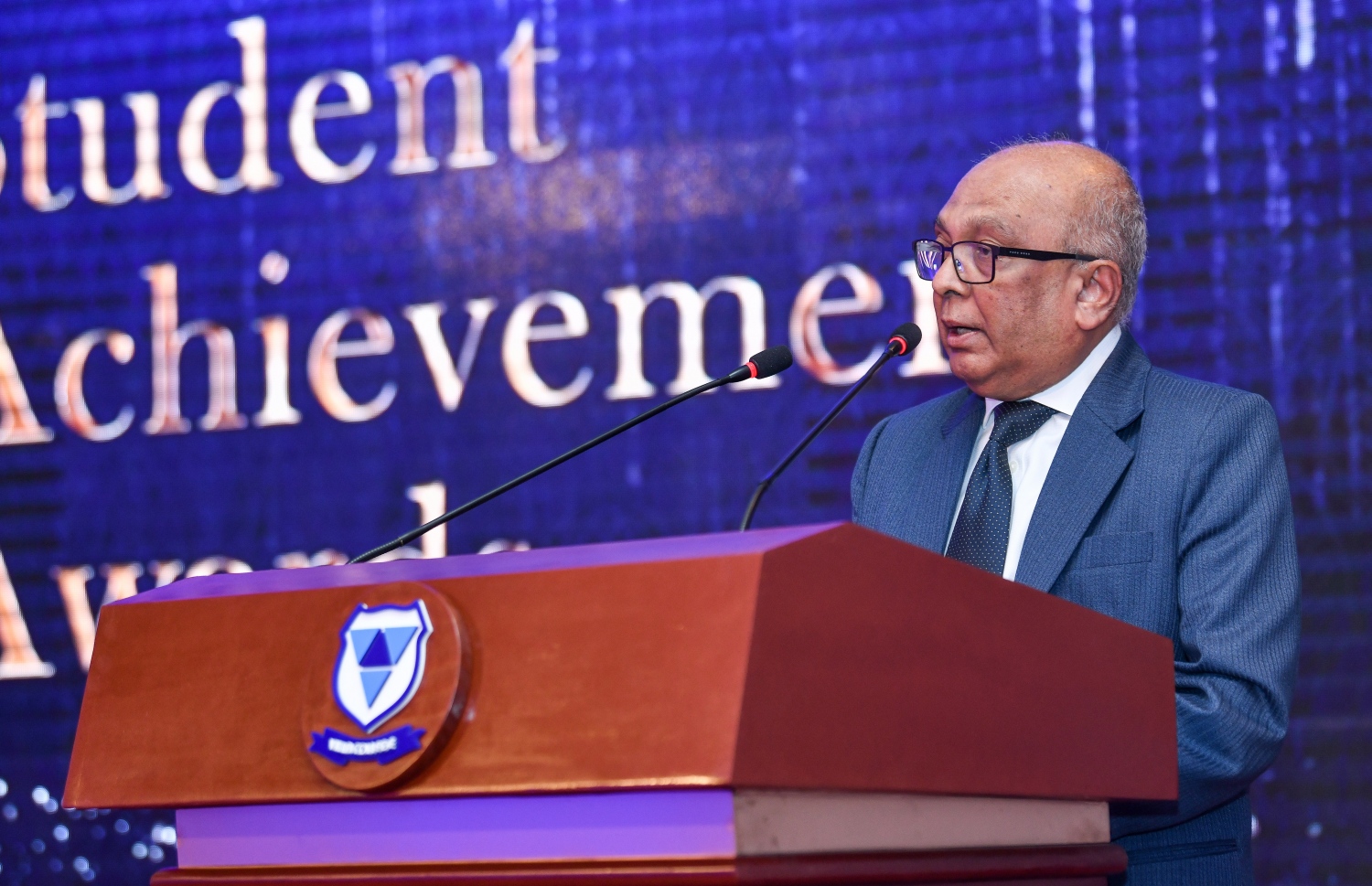މާލެ، އޮކްޓޫބަރު 23، 2021: ވިލާ ކޮލެޖުގެ 'ސްޓޫޑަންޓް އެޗީވްމަންޓް އެވޯޑްސް' ހަފްލާގައި ވިލާ ކޮލެޖްގެ ރެކްޓާ ޑރ އަހުމަދު އަންވަރު ވާހަކަފުޅު ދައްކަވަނީ-- ފޮޓޯ: ފަޔާޒު މޫސާ / މިހާރު