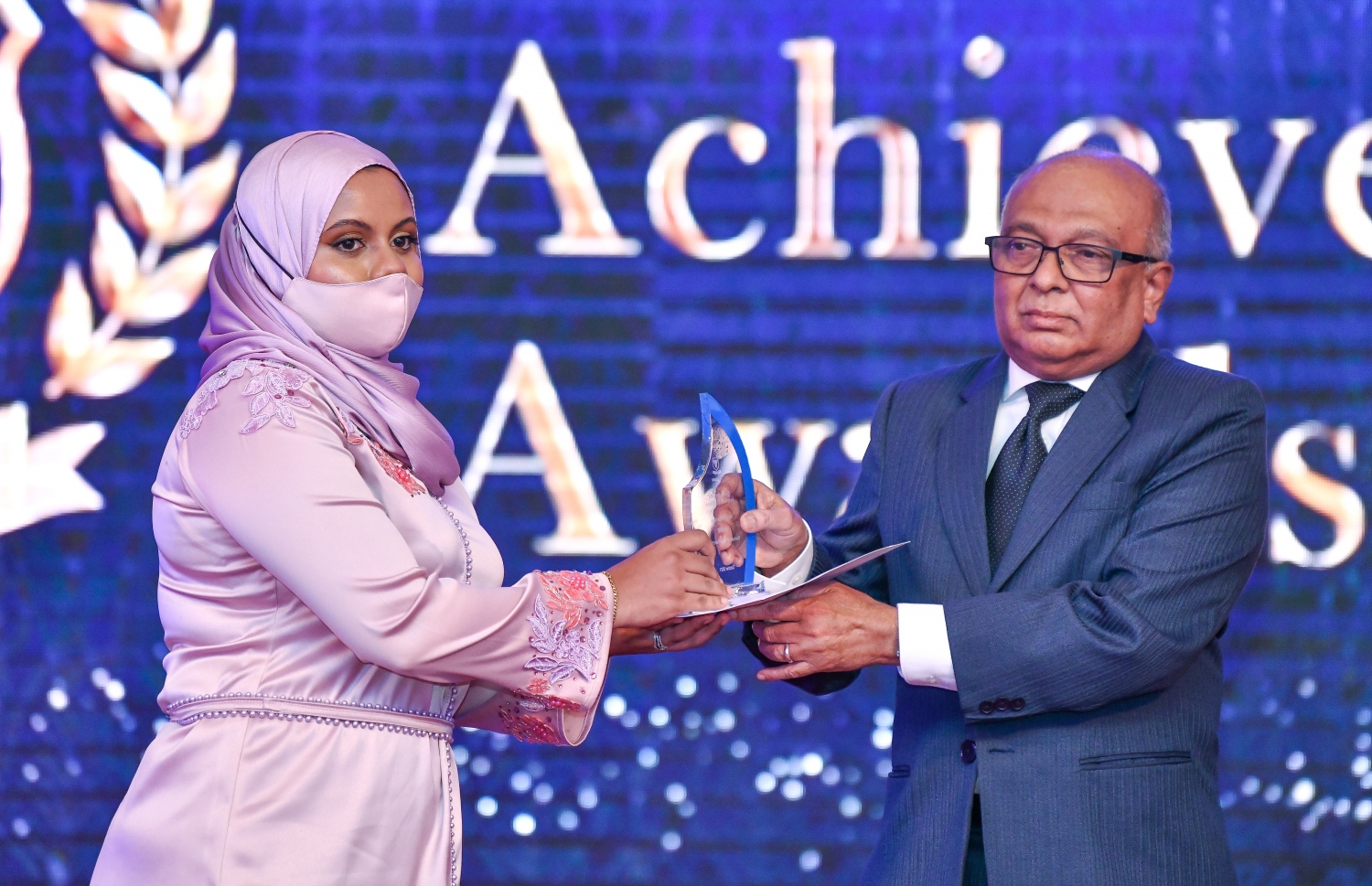 މާލެ، އޮކްޓޫބަރު 23، 2021: ވިލާ ކޮލެޖުގެ 'ސްޓޫޑަންޓް އެޗީވްމަންޓް އެވޯޑްސް' ހަފްލާގެ ތެރެއިން: މަތީ ވަނަ ހޯދި ފަރިވަރަކާ ވިލާ ކޮލެޖްގެ ރެކްޓަރ އަހުމަދު އަންވަރު އިނާމު ހަވާލުކުރަނީ-- ފޮޓޯ: ފަޔާޒު މޫސާ / މިހާރު