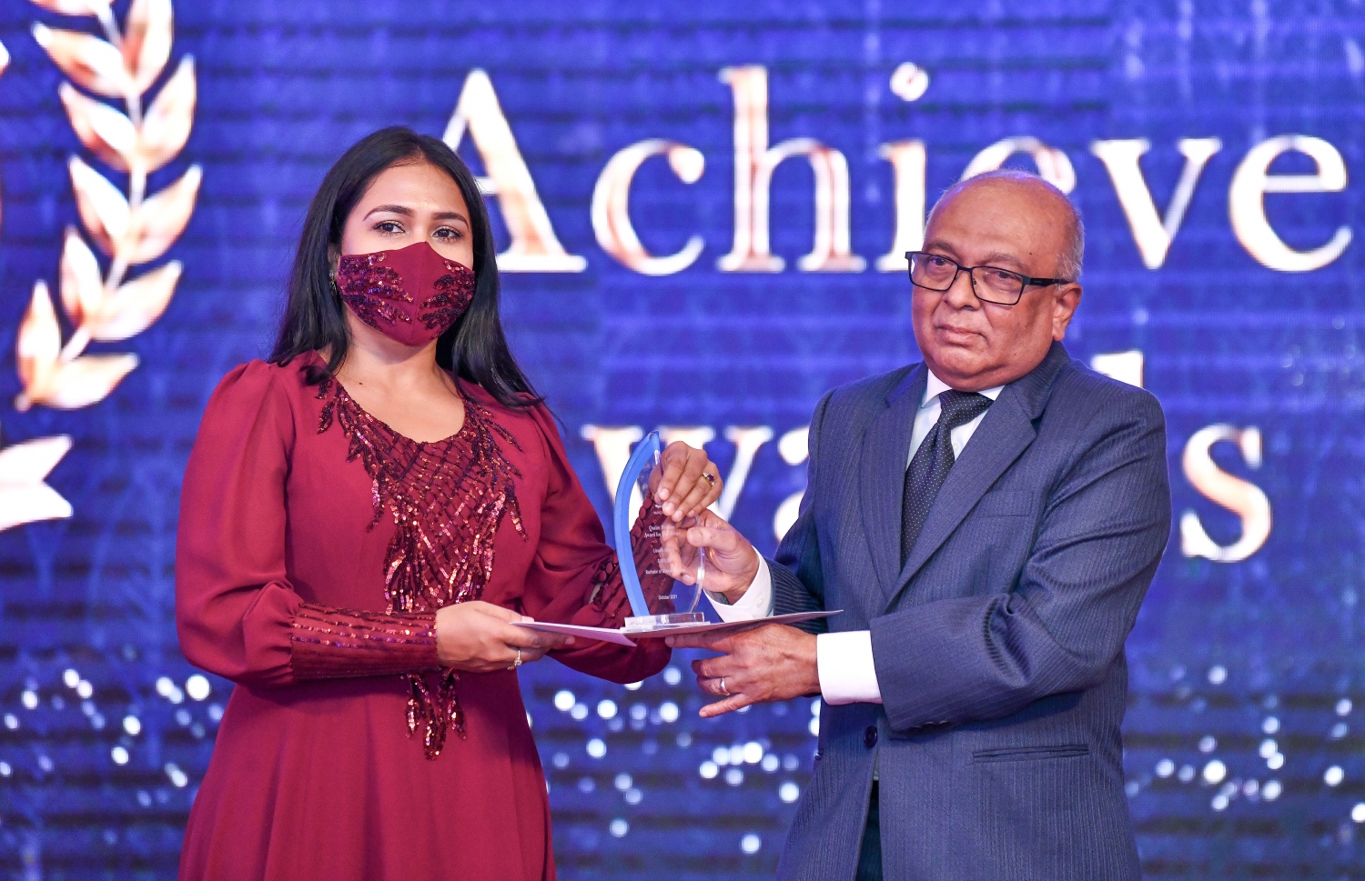 މާލެ، އޮކްޓޫބަރު 23، 2021: ވިލާ ކޮލެޖުގެ 'ސްޓޫޑަންޓް އެޗީވްމަންޓް އެވޯޑްސް' ހަފްލާގެ ތެރެއިން: މަތީ ވަނަ ހޯދި ފަރިވަރަކާ ވިލާ ކޮލެޖްގެ ރެކްޓަރ އަހުމަދު އަންވަރު އިނާމު ހަވާލުކުރަނީ-- ފޮޓޯ: ފަޔާޒު މޫސާ / މިހާރު