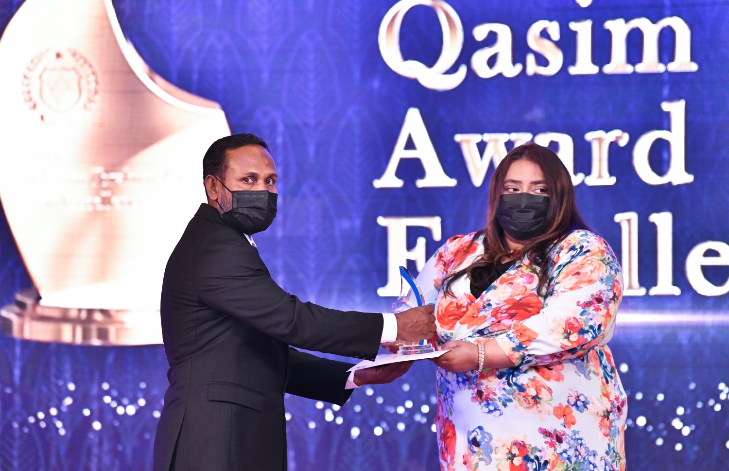 މާލެ، އޮކްޓޫބަރު 23، 2021: ވިލާ ކޮލެޖުގެ 'ސްޓޫޑަންޓް އެޗީވްމަންޓް އެވޯޑްސް' ހަފްލާގެ ތެރެއިން: ގާސިމް އެވޯޑް ހާސިލްކުރި ދަރިވަރަކާއި އިނާމް ހަވާލުކުރަނީ-- ފޮޓޯ: ފަޔާޒު މޫސާ / މިހާރު