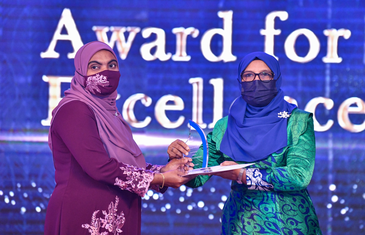 މާލެ، އޮކްޓޫބަރު 23، 2021: ވިލާ ކޮލެޖުގެ 'ސްޓޫޑަންޓް އެޗީވްމަންޓް އެވޯޑްސް' ހަފްލާގެ ތެރެއިން: ގާސިމް އެވޯޑް ހާސިލްކުރި ދަރިވަރާއި ޖެންޑާ މިނިސްޓަރު އައިޝަތު މުހައްމަދު ދީދީ އިނާމް ހަވާލުކުރަނީ-- ފޮޓޯ: ފަޔާޒު މޫސާ / މިހާރު