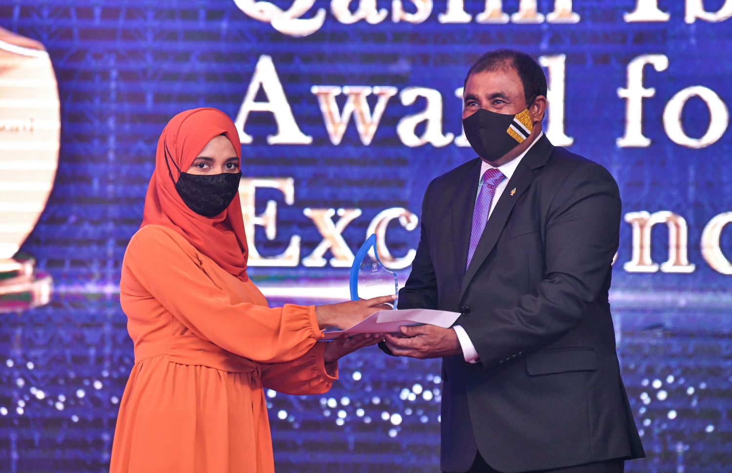 މާލެ، އޮކްޓޫބަރު 23، 2021: ވިލާ ކޮލެޖުގެ 'ސްޓޫޑަންޓް އެޗީވްމަންޓް އެވޯޑްސް' ހަފްލާގެ ތެރެއިން: ގާސިމް އެވޯޑް ހާސިލްކުރި ދަރިވަރާއި ޓޫރިޒަމް މިނިސްޓަރު ޑރ އަބްދުﷲ މައުސޫމް އިނާމް ހަވާލުކުރަނީ-- ފޮޓޯ: ފަޔާޒު މޫސާ / މިހާރު
