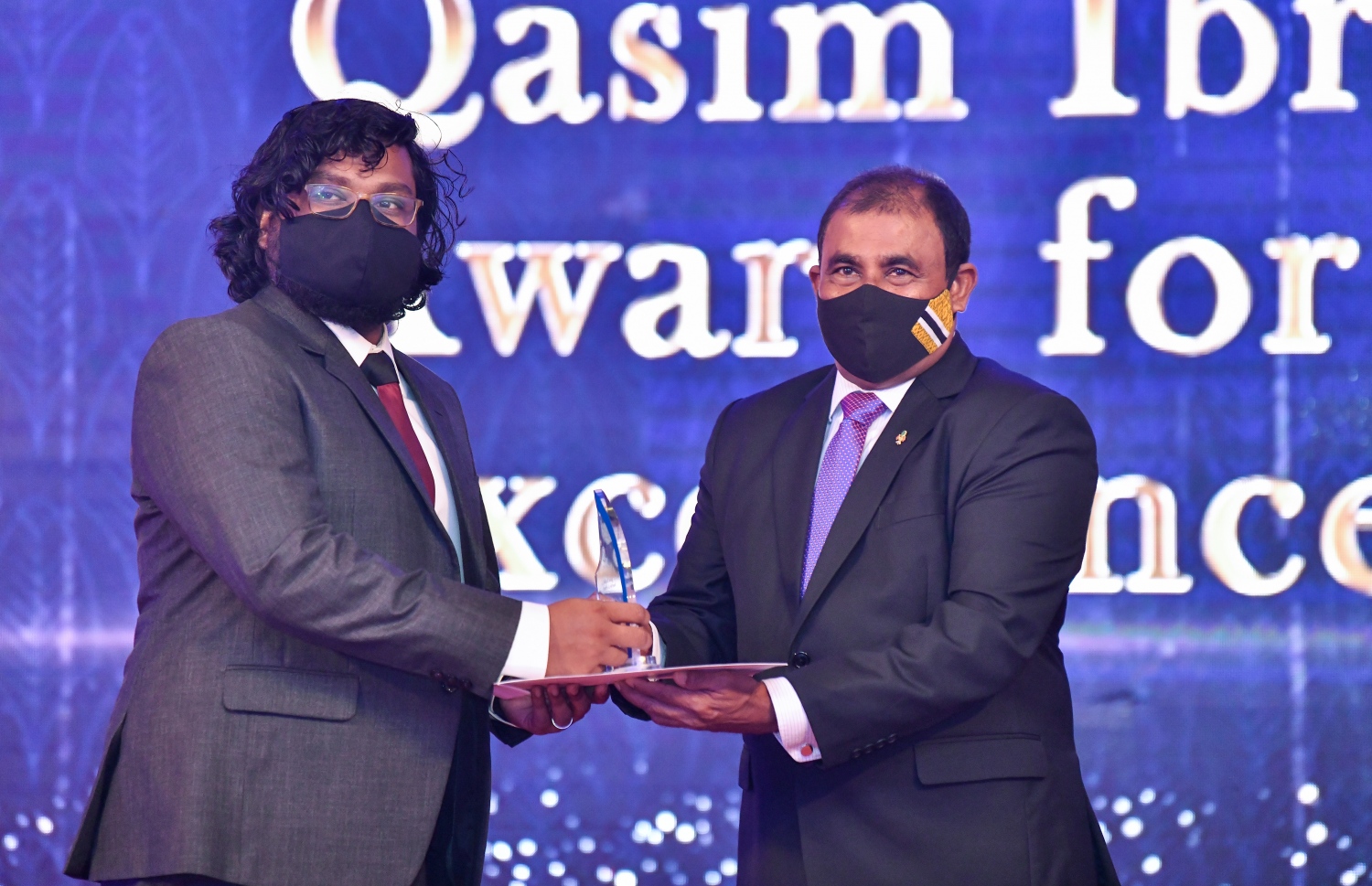 މާލެ، އޮކްޓޫބަރު 23، 2021: ވިލާ ކޮލެޖުގެ 'ސްޓޫޑަންޓް އެޗީވްމަންޓް އެވޯޑްސް' ހަފްލާގެ ތެރެއިން: ގާސިމް އެވޯޑް ހާސިލްކުރި ދަރިވަރާއި ޓޫރިޒަމް މިނިސްޓަރު ޑރ އަބްދުﷲ މައުސޫމް އިނާމް ހަވާލުކުރަނީ-- ފޮޓޯ: ފަޔާޒު މޫސާ / މިހާރު