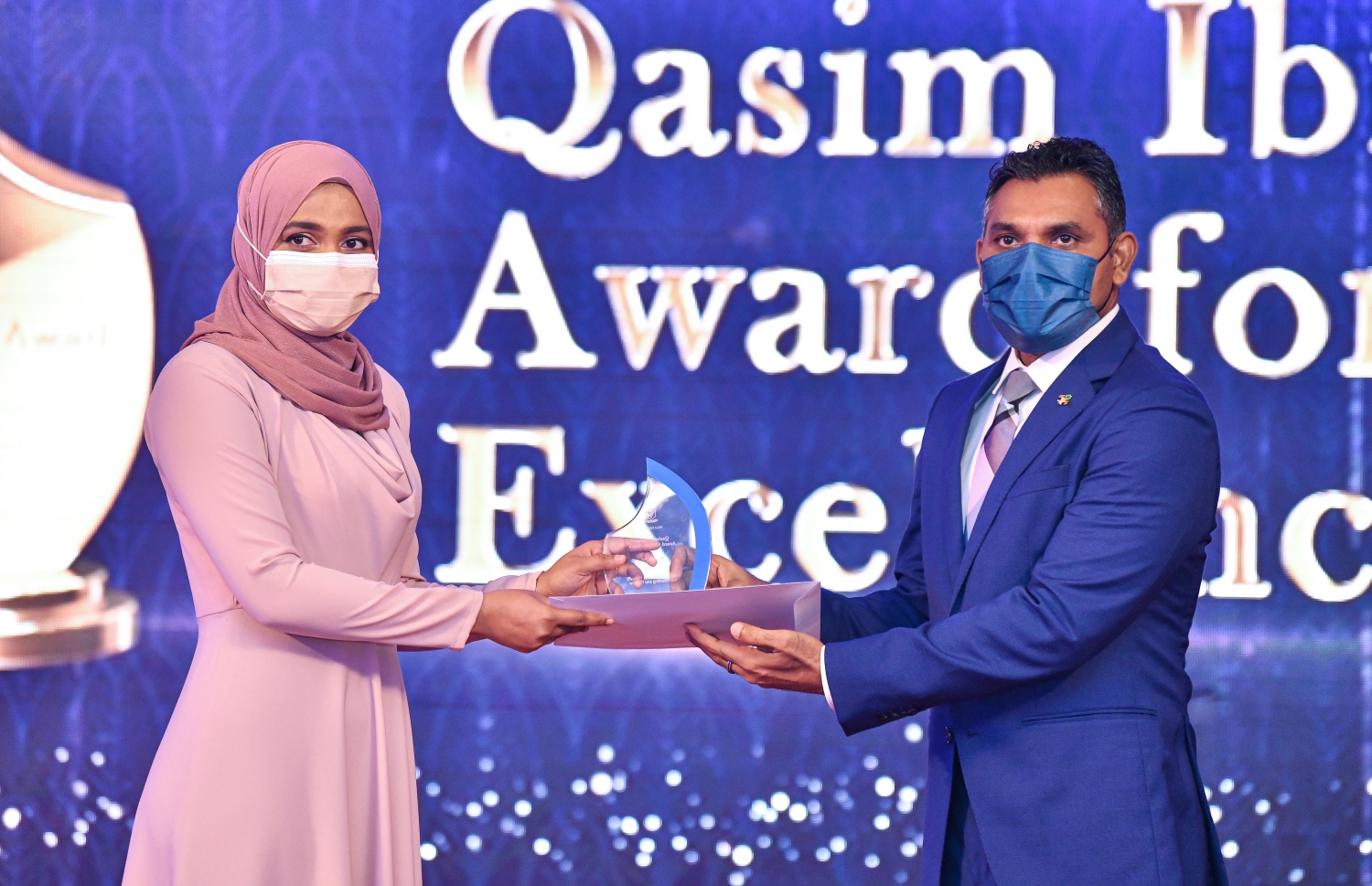 މާލެ، އޮކްޓޫބަރު 23، 2021: ވިލާ ކޮލެޖުގެ 'ސްޓޫޑަންޓް އެޗީވްމަންޓް އެވޯޑްސް' ހަފްލާގެ ތެރެއިން: ގާސިމް އެވޯޑް ހާސިލްކުރި ދަރިވަރާއި ނައިބް ރައީސް ފައިސަލް ނަސީމް އިނާމް ހަވާލުކުރަނީ-- ފޮޓޯ: ފަޔާޒު މޫސާ / މިހާރު