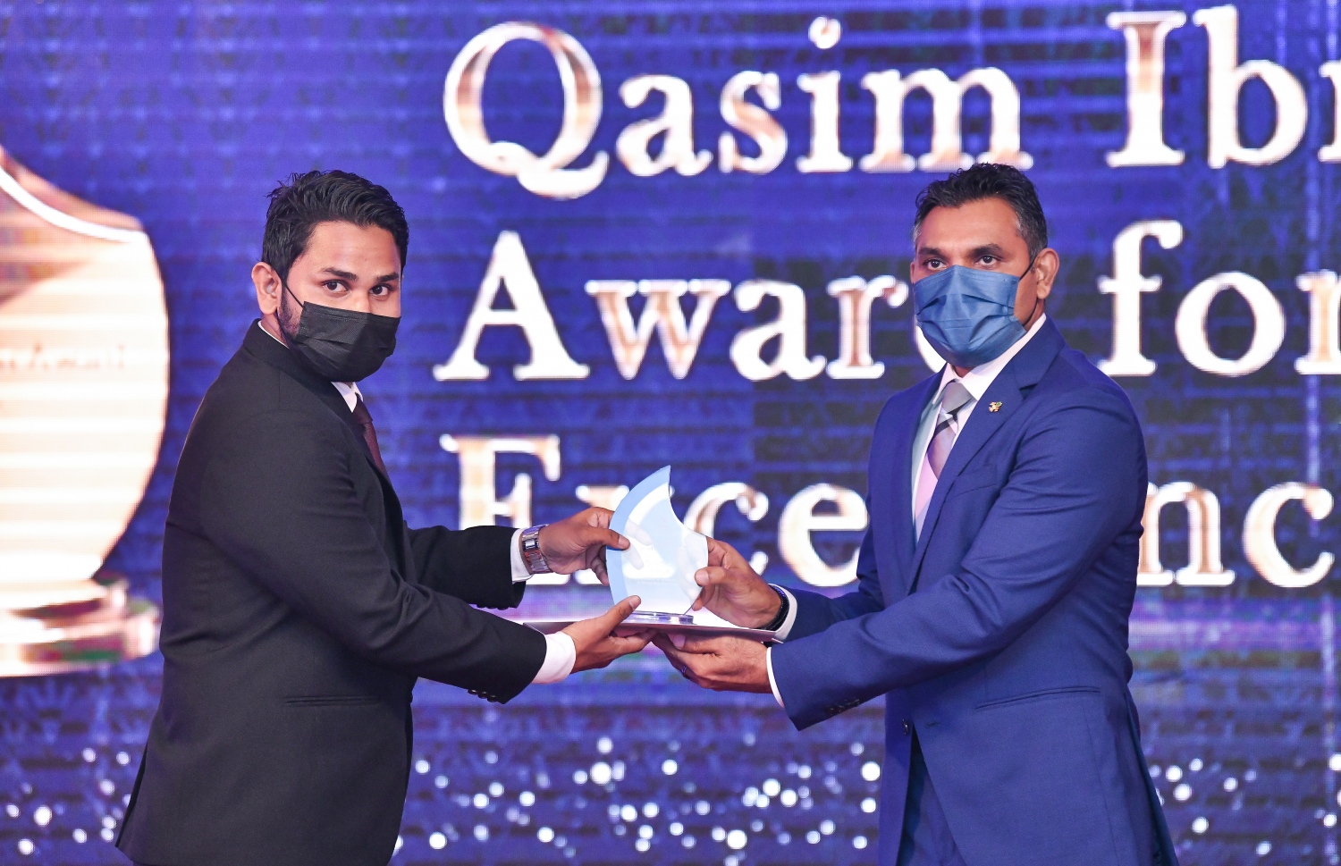 މާލެ، އޮކްޓޫބަރު 23، 2021: ވިލާ ކޮލެޖުގެ 'ސްޓޫޑަންޓް އެޗީވްމަންޓް އެވޯޑްސް' ހަފްލާގެ ތެރެއިން: ގާސިމް އެވޯޑް ހާސިލްކުރި ދަރިވަރާއި ނައިބް ރައީސް ފައިސަލް ނަސީމް އިނާމް ހަވާލުކުރަނީ-- ފޮޓޯ: ފަޔާޒު މޫސާ / މިހާރު