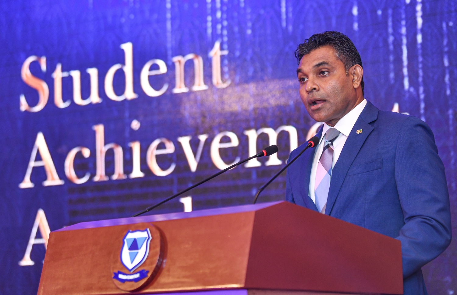 މާލެ، އޮކްޓޫބަރު 23، 2021: ވިލާ ކޮލެޖުގެ 'ސްޓޫޑަންޓް އެޗީވްމަންޓް އެވޯޑްސް' ހަފްލާގައި ނައިބް ރައީސް ފައިސަލް ނަސީމް ވާހަކަފުޅު ދައްކަވަނީ-- ފޮޓޯ: ފަޔާޒު މޫސާ / މިހާރު