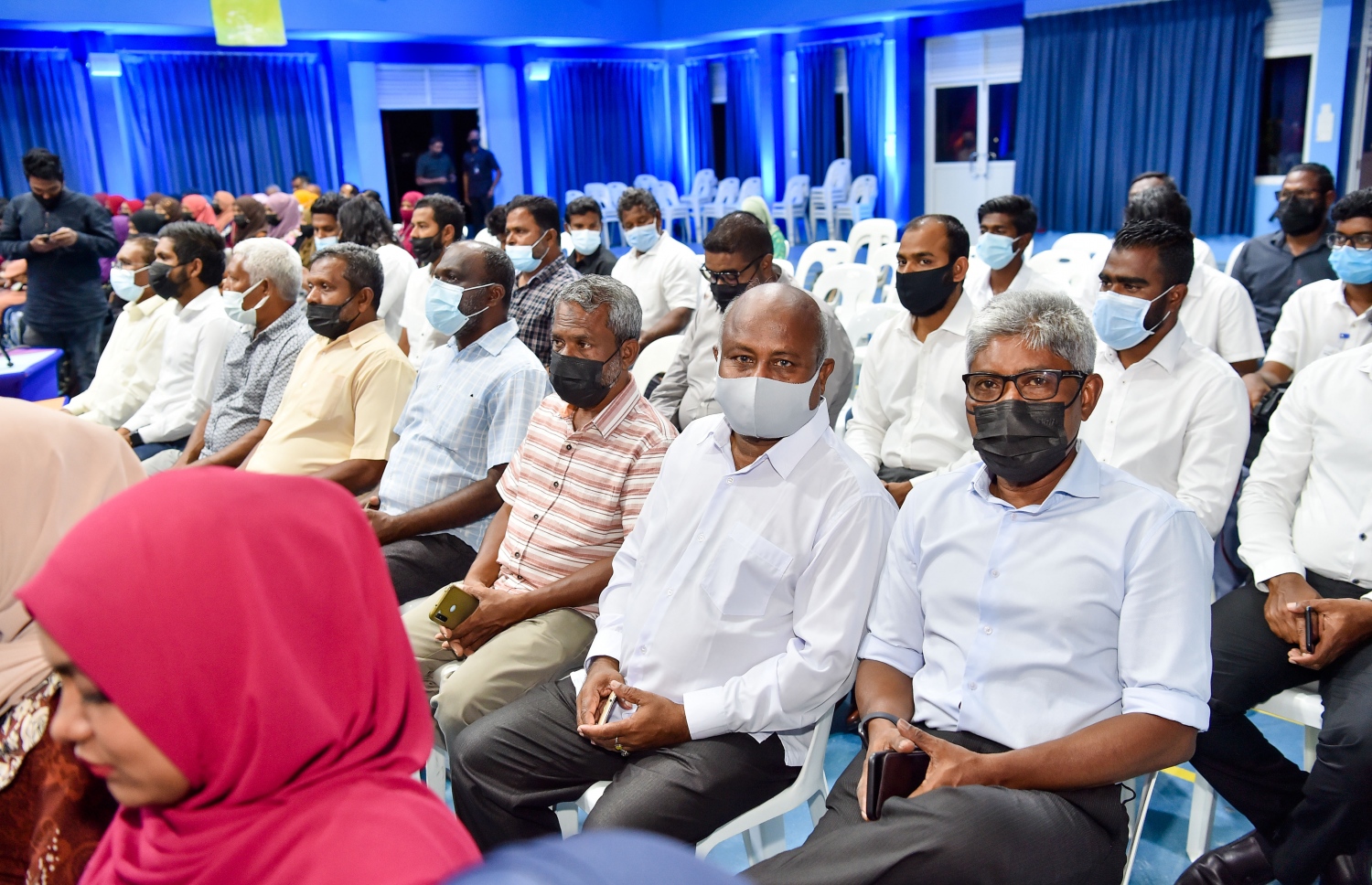 ހދ. ކުޅުދުއްފުށި: އޮކްޓޯބަރު 23، 2021- މި އަހަރުގެ ޒުވާނުންގެ ދުވަހުގެ މުނާސަބަތުގައި ބޭއްވި ޖަލްސާގެ ތެރެއިން: މި ޖަލްސާގައި ވަނީ މި އަހަރު ޒުވާނުންގެ އެވޯޑް ހާސިލްކުރި 10 މީހަކަށް އެވޯޑް ދީފައި. ޖަލްސާ ޝަރަފުވެރި ކޮށްދެއްވައި އެވޯޑްތައް ހަވާލު ކޮށްދެއްވީ ރައީސް އިބްރާހިމް މުހައްމަދު ސޯލިހު.---ފޮޓޯ: ރައީސް އޮފީސް