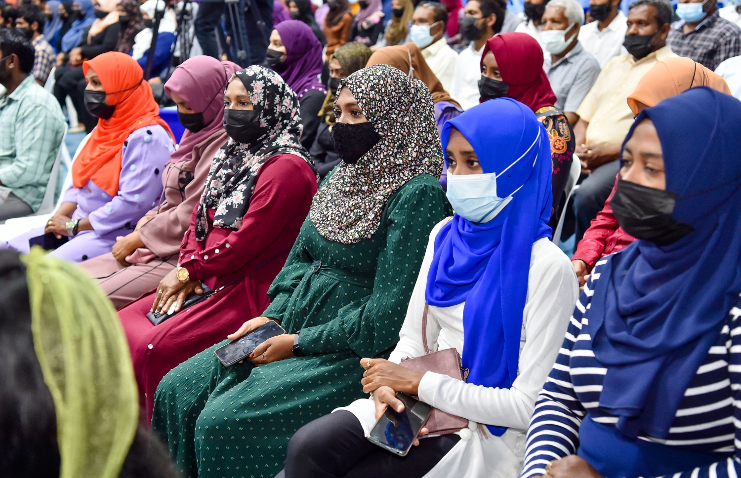 ހދ. ކުޅުދުއްފުށި: އޮކްޓޯބަރު 23، 2021- މި އަހަރުގެ ޒުވާނުންގެ ދުވަހުގެ މުނާސަބަތުގައި ބޭއްވި ޖަލްސާގެ ތެރެއިން: މި ޖަލްސާގައި ވަނީ މި އަހަރު ޒުވާނުންގެ އެވޯޑް ހާސިލްކުރި 10 މީހަކަށް އެވޯޑް ދީފައި. ޖަލްސާ ޝަރަފުވެރި ކޮށްދެއްވައި އެވޯޑްތައް ހަވާލު ކޮށްދެއްވީ ރައީސް އިބްރާހިމް މުހައްމަދު ސޯލިހު.---ފޮޓޯ: ރައީސް އޮފީސް