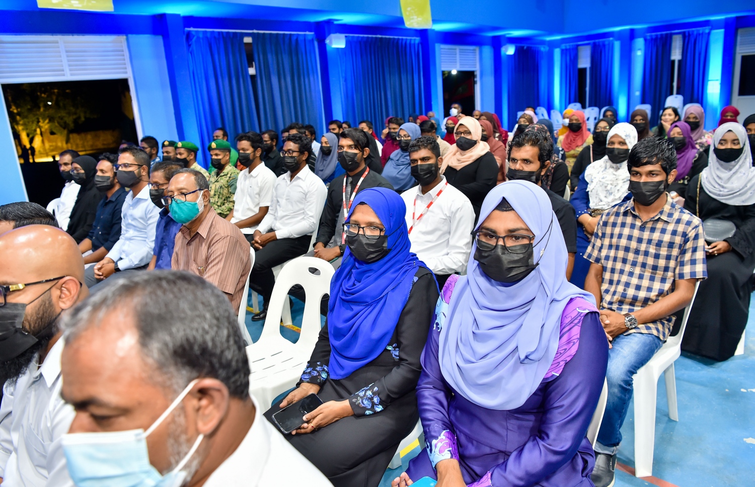 ހދ. ކުޅުދުއްފުށި: އޮކްޓޯބަރު 23، 2021- މި އަހަރުގެ ޒުވާނުންގެ ދުވަހުގެ މުނާސަބަތުގައި ބޭއްވި ޖަލްސާގެ ތެރެއިން: މި ޖަލްސާގައި ވަނީ މި އަހަރު ޒުވާނުންގެ އެވޯޑް ހާސިލްކުރި 10 މީހަކަށް އެވޯޑް ދީފައި. ޖަލްސާ ޝަރަފުވެރި ކޮށްދެއްވައި އެވޯޑްތައް ހަވާލު ކޮށްދެއްވީ ރައީސް އިބްރާހިމް މުހައްމަދު ސޯލިހު.---ފޮޓޯ: ރައީސް އޮފީސް