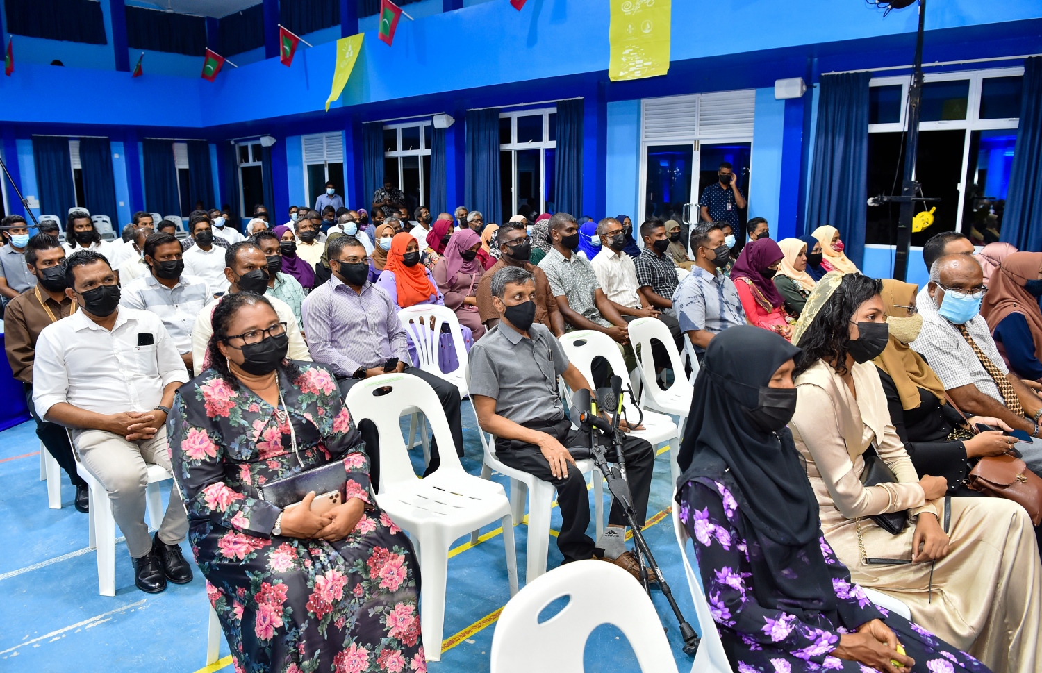 ހދ. ކުޅުދުއްފުށި: އޮކްޓޯބަރު 23، 2021- މި އަހަރުގެ ޒުވާނުންގެ ދުވަހުގެ މުނާސަބަތުގައި ބޭއްވި ޖަލްސާގެ ތެރެއިން: މި ޖަލްސާގައި ވަނީ މި އަހަރު ޒުވާނުންގެ އެވޯޑް ހާސިލްކުރި 10 މީހަކަށް އެވޯޑް ދީފައި. ޖަލްސާ ޝަރަފުވެރި ކޮށްދެއްވައި އެވޯޑްތައް ހަވާލު ކޮށްދެއްވީ ރައީސް އިބްރާހިމް މުހައްމަދު ސޯލިހު.---ފޮޓޯ: ރައީސް އޮފީސް