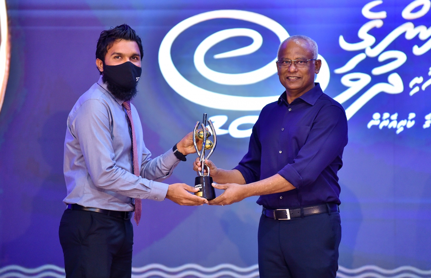 ހދ. ކުޅުދުއްފުށި: އޮކްޓޯބަރު 23، 2021- މި އަހަރުގެ ޒުވާނުންގެ އެވޯޑް ހާސިލުކުރި ޒުވާނަކާ، ރައީސް އިބްރާހިމް މުހައްމަދު ސޯލިހު އެވޯޑް ހަވާލު ކޮށްދެއްވަނީ.---ފޮޓޯ: ރައީސް އޮފީސް