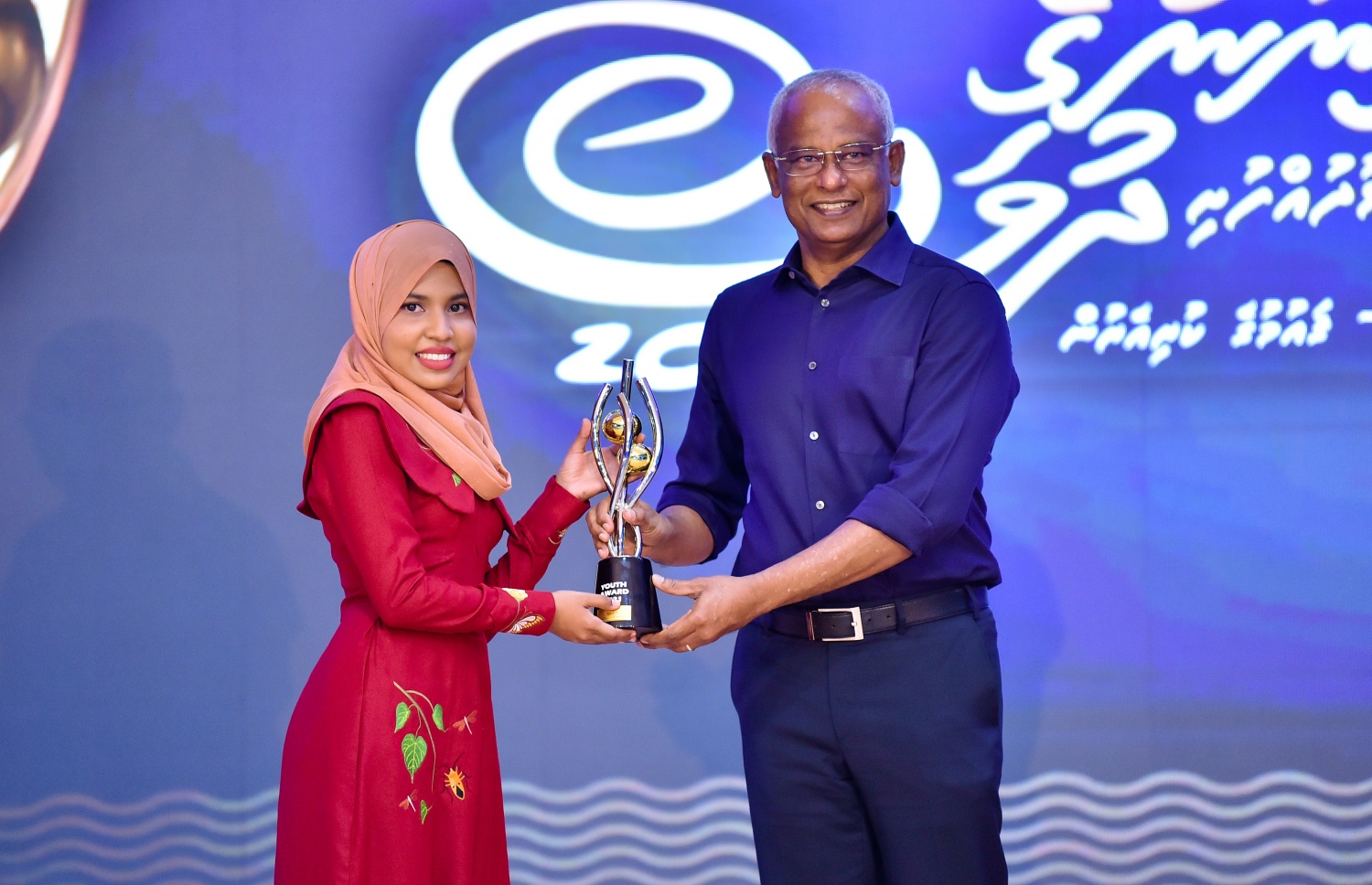 ހދ. ކުޅުދުއްފުށި: އޮކްޓޯބަރު 23، 2021- މި އަހަރުގެ ޒުވާނުންގެ އެވޯޑް ހާސިލުކުރި ޒުވާނަކާ، ރައީސް އިބްރާހިމް މުހައްމަދު ސޯލިހު އެވޯޑް ހަވާލު ކޮށްދެއްވަނީ.---ފޮޓޯ: ރައީސް އޮފީސް