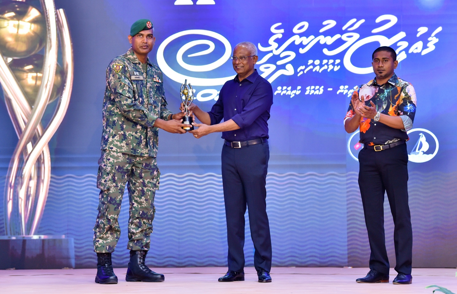 ހދ. ކުޅުދުއްފުށި: އޮކްޓޯބަރު 23، 2021- ކުޅިވަރަށް ހިދުމަތް ކުރުމުގެ ދާއިރާ އިން މި އަހަރު ޒުވާނުންގެ އެވޯޑް ހާސިލުކުރި އަހުމަދު އަބްދުލްކަރީމް (ލޯންގޭ) އާ ރައީސް އިބްރާހިމް މުހައްމަދު ސޯލިހު އެވޯޑް ހަވާލު ކޮށްދެއްވަނީ.---ފޮޓޯ: ރައީސް އޮފީސް