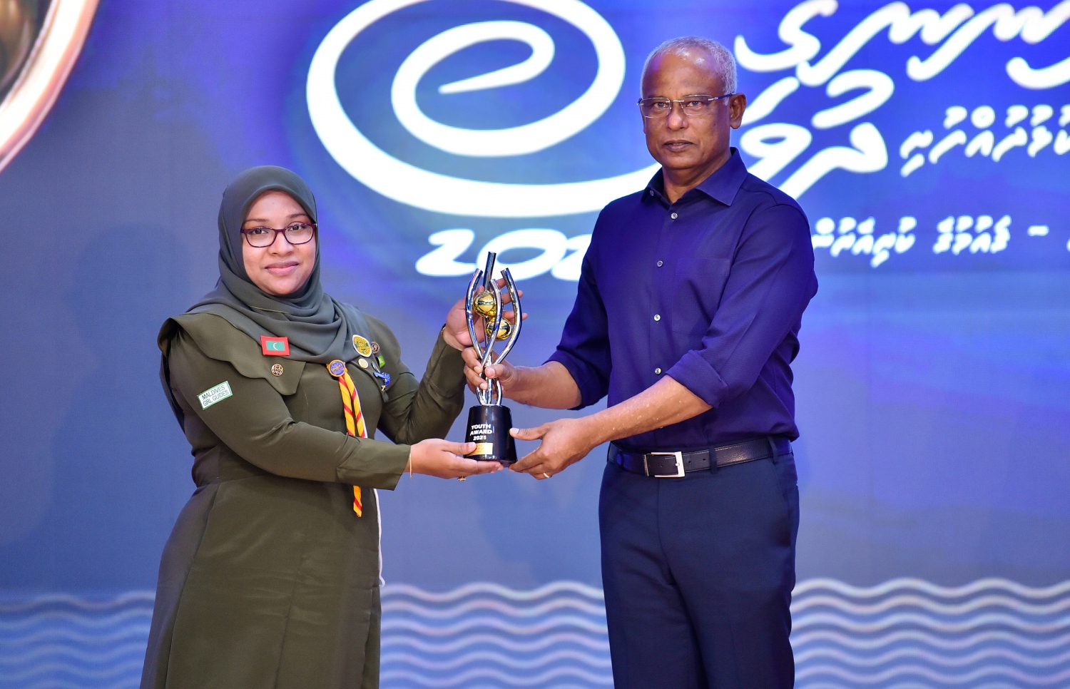 ހދ. ކުޅުދުއްފުށި: އޮކްޓޯބަރު 23، 2021- މި އަހަރުގެ ޒުވާނުންގެ އެވޯޑް ހާސިލުކުރި ޒުވާނަކާ، ރައީސް އިބްރާހިމް މުހައްމަދު ސޯލިހު އެވޯޑް ހަވާލު ކޮށްދެއްވަނީ.---ފޮޓޯ: ރައީސް އޮފީސް