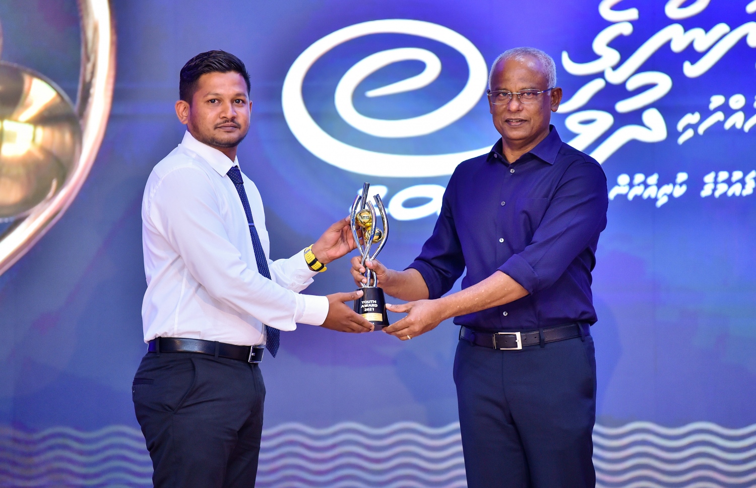 ހދ. ކުޅުދުއްފުށި: އޮކްޓޯބަރު 23، 2021- މި އަހަރުގެ ޒުވާނުންގެ ދުވަހުގެ މުނާސަބަތުގައި ބޭއްވި ޖަލްސާގައި، ޒުވާނުން ބާރުވެރިކުރަން މަސައްކަތް ކުރުމުގެ ދާއިރާ އިން ހަސަން ފަރުހާން މުހައްމަދާ، ރައީސް އިބްރާހިމް މުހައްމަދު ސޯލިހު ޒުވާނުންގެ އެވޯޑް ހަވާލު ކޮށްދެއްވަނީ: މި އަހަރު ޒުވާނުންގެ އެވޯޑް 10 މީހަކު ހާސިލުކުރި. ޖަލްސާ ޝަރަފުވެރި ކޮށްދެއްވައި އެވޯޑްތައް ހަވާލު ކޮށްދެއްވީ ރައީސް.---ފޮޓޯ: ރައީސް އޮފީސް