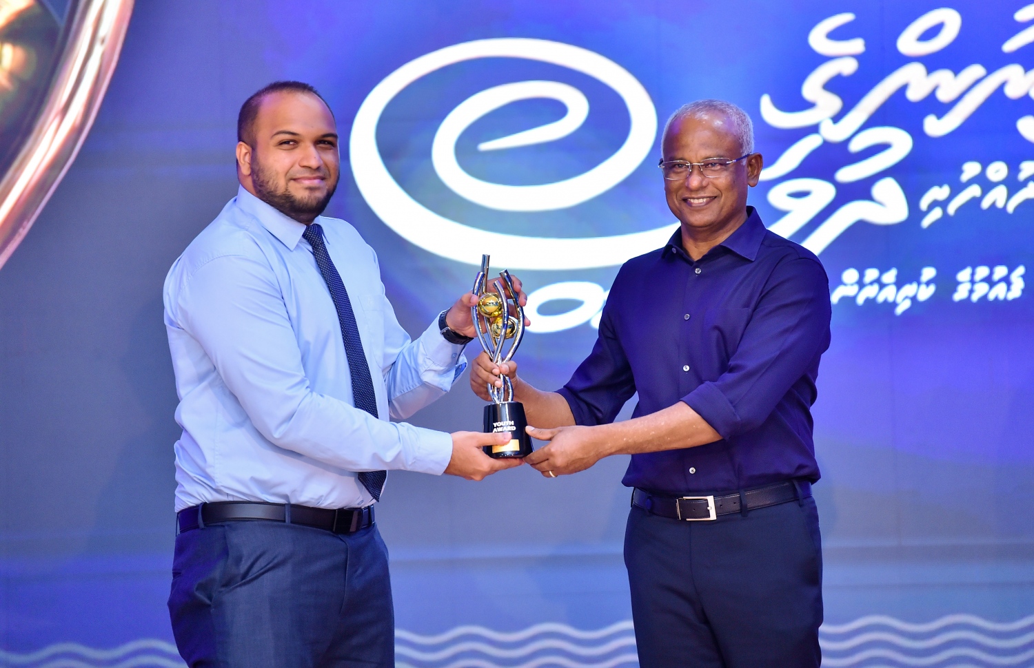 ހދ. ކުޅުދުއްފުށި: އޮކްޓޯބަރު 23، 2021- މި އަހަރުގެ ޒުވާނުންގެ އެވޯޑް ހާސިލުކުރި ޒުވާނަކާ، ރައީސް އިބްރާހިމް މުހައްމަދު ސޯލިހު އެވޯޑް ހަވާލު ކޮށްދެއްވަނީ.---ފޮޓޯ: ރައީސް އޮފީސް