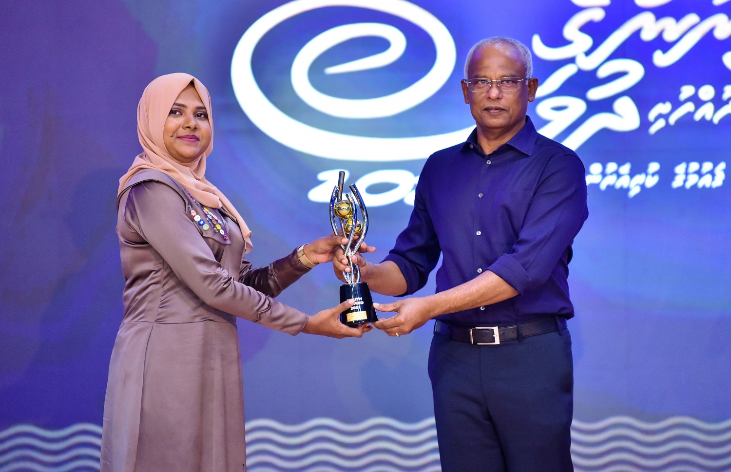 ހދ. ކުޅުދުއްފުށި: އޮކްޓޯބަރު 23، 2021- މި އަހަރުގެ ޒުވާނުންގެ އެވޯޑް ހާސިލުކުރި ޒުވާނަކާ، ރައީސް އިބްރާހިމް މުހައްމަދު ސޯލިހު އެވޯޑް ހަވާލު ކޮށްދެއްވަނީ.---ފޮޓޯ: ރައީސް އޮފީސް