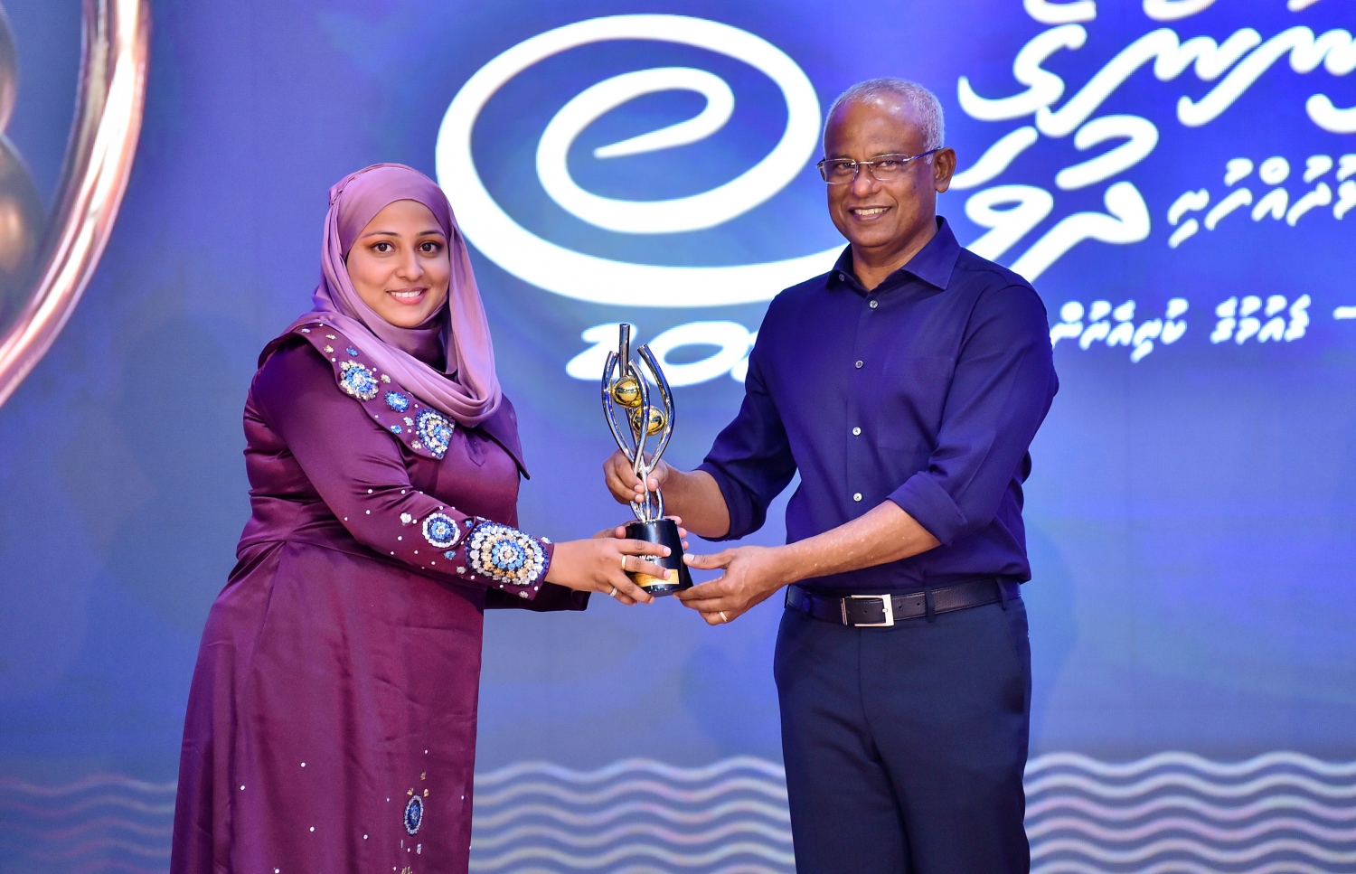 ހދ. ކުޅުދުއްފުށި: އޮކްޓޯބަރު 23، 2021- މި އަހަރުގެ ޒުވާނުންގެ ދުވަހުގެ މުނާސަބަތުގައި ބޭއްވި ޖަލްސާގައި، ނުކުޅެދުންތެރިކަން ހުންނަ މީހުން ބާރުވެރިކުރުމުގެ ދާއިރާ އިން މަރިޔަމް ސަހުދާއާ، ރައީސް އިބްރާހިމް މުހައްމަދު ސޯލިހު ޒުވާނުންގެ އެވޯޑް ހަވާލު ކޮށްދެއްވަނީ: މި އަހަރު ޒުވާނުންގެ އެވޯޑް 10 މީހަކު ހާސިލުކުރި. ޖަލްސާ ޝަރަފުވެރި ކޮށްދެއްވައި އެވޯޑްތައް ހަވާލު ކޮށްދެއްވީ ރައީސް.---ފޮޓޯ: ރައީސް އޮފީސް