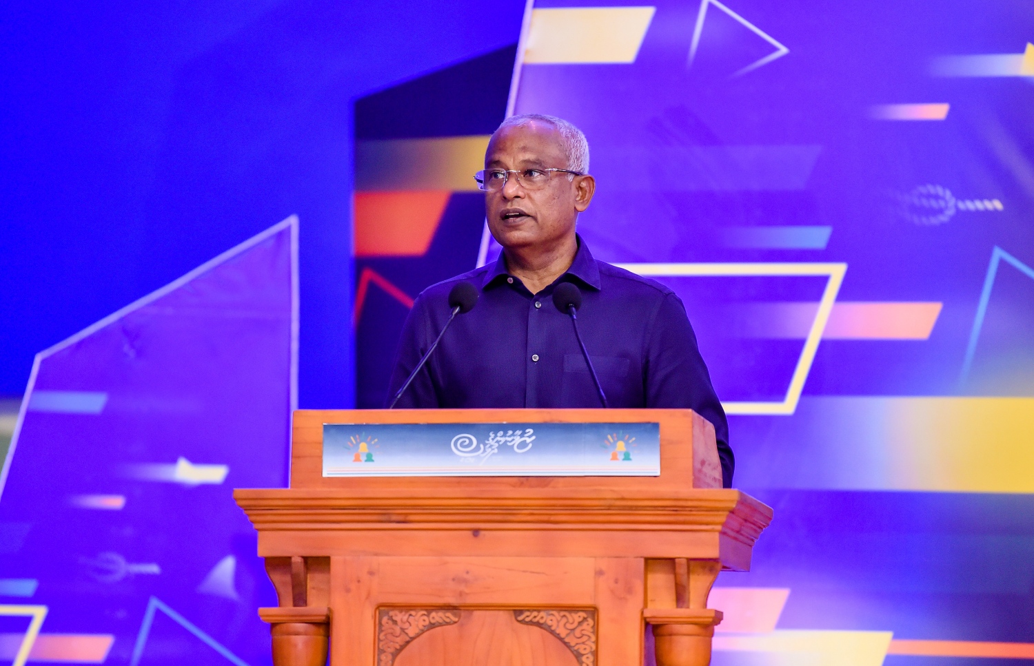 ހދ. ކުޅުދުއްފުށި: އޮކްޓޯބަރު 23، 2021- މި އަހަރުގެ ޒުވާނުންގެ ދުވަހުގެ މުނާސަބަތުގައި ބޭއްވި ޖަލްސާގައި ރައީސް އިބްރާހިމް މުހައްމަދު ސޯލިހު ވާހަކަފުޅު ދައްކަވަނީ: މި ޖަލްސާގައި ވަނީ މި އަހަރު ޒުވާނުންގެ އެވޯޑް ހާސިލްކުރި 10 މީހަކަށް އެވޯޑް ދީފައި. ޖަލްސާ ޝަރަފުވެރި ކޮށްދެއްވައި އެވޯޑްތައް ހަވާލު ކޮށްދެއްވީ އެ މަނިކުފާނު.---ފޮޓޯ: ރައީސް އޮފީސް