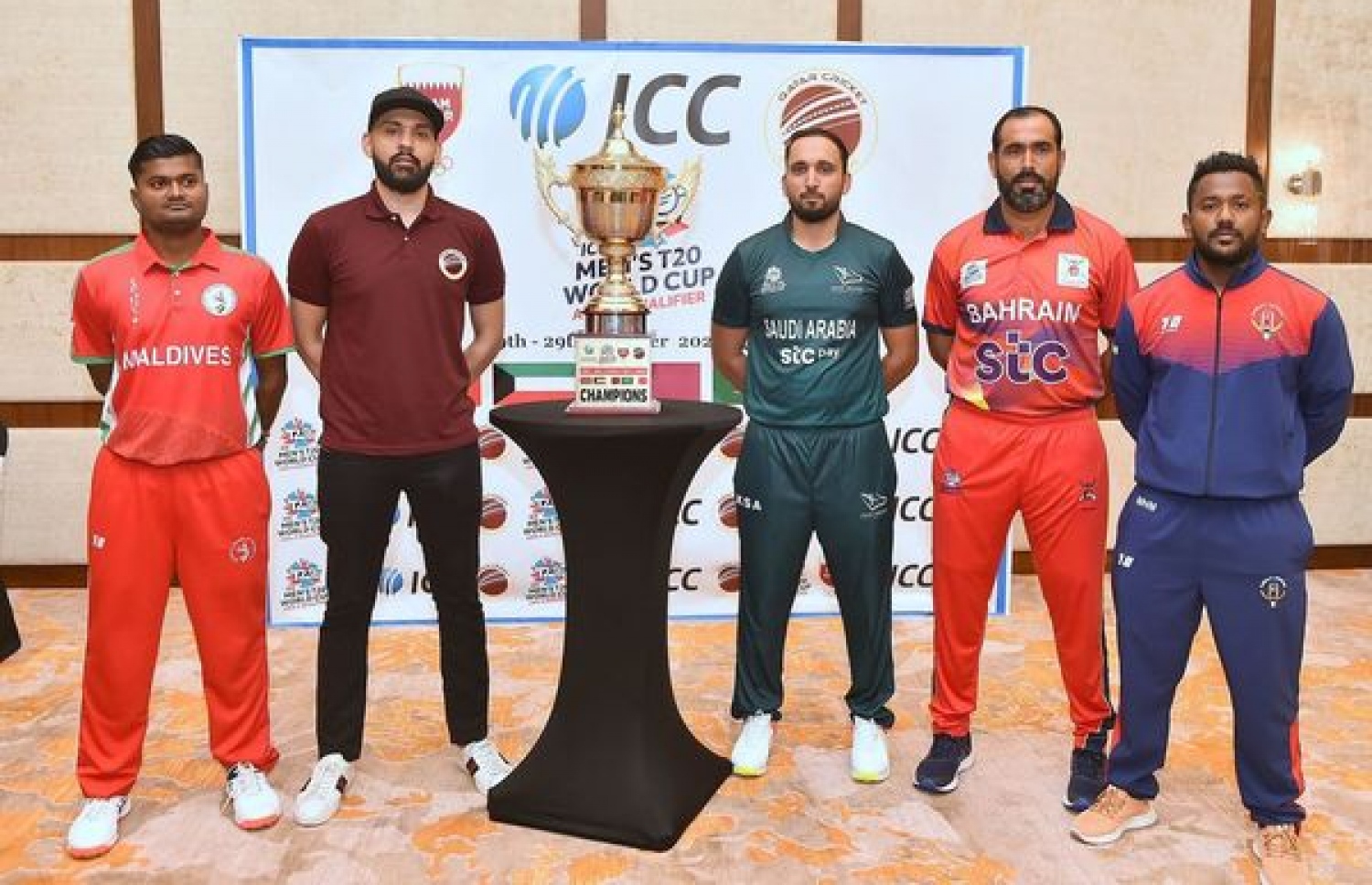 ރާއްޖޭގެ ކްރިކެޓް ޓީމުގެ ކެޕްޓަން މަހްފޫޒް (ވ)، ޓީ20 ވޯލްޑް ކަޕް އޭޝިއަން ކޮލިފައިން ބުރުގައި ވާދަކުރާ ޓީމުތަކުގެ ކެޕްޓަނުންނާ އެކު. -- ފޮޓޯ: ސީބީއެމް