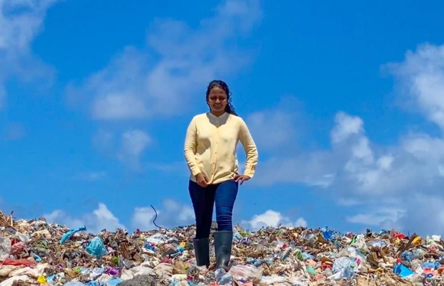 އެންވަޔަރްމެންޓް މިނިސްޓަރު އާމިނަތު ޝައުނާ، ތިލަފުށީގެ ކުނިގޮނޑު އިއްޔެ ބައްލަވައިލައްވަނީ.--- ފޮޓޯ: އެންވަަޔަރްމެންޓް މިނިސްޓްރީ