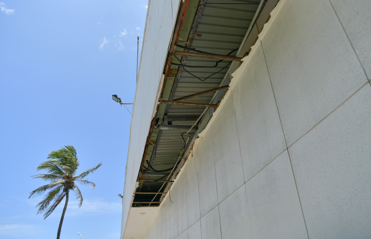 ދަރުބާރުގޭގެ ބޭރު ސީލިންގު ހަލާކުވެފައި-- ފޮޓޯ: ނިޝާން އަލީ/މިހާރު