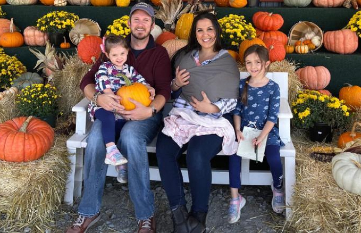 ކްރިސްޓިން އާއި ނިކް ތިން ކުދިންނާ އެކު.