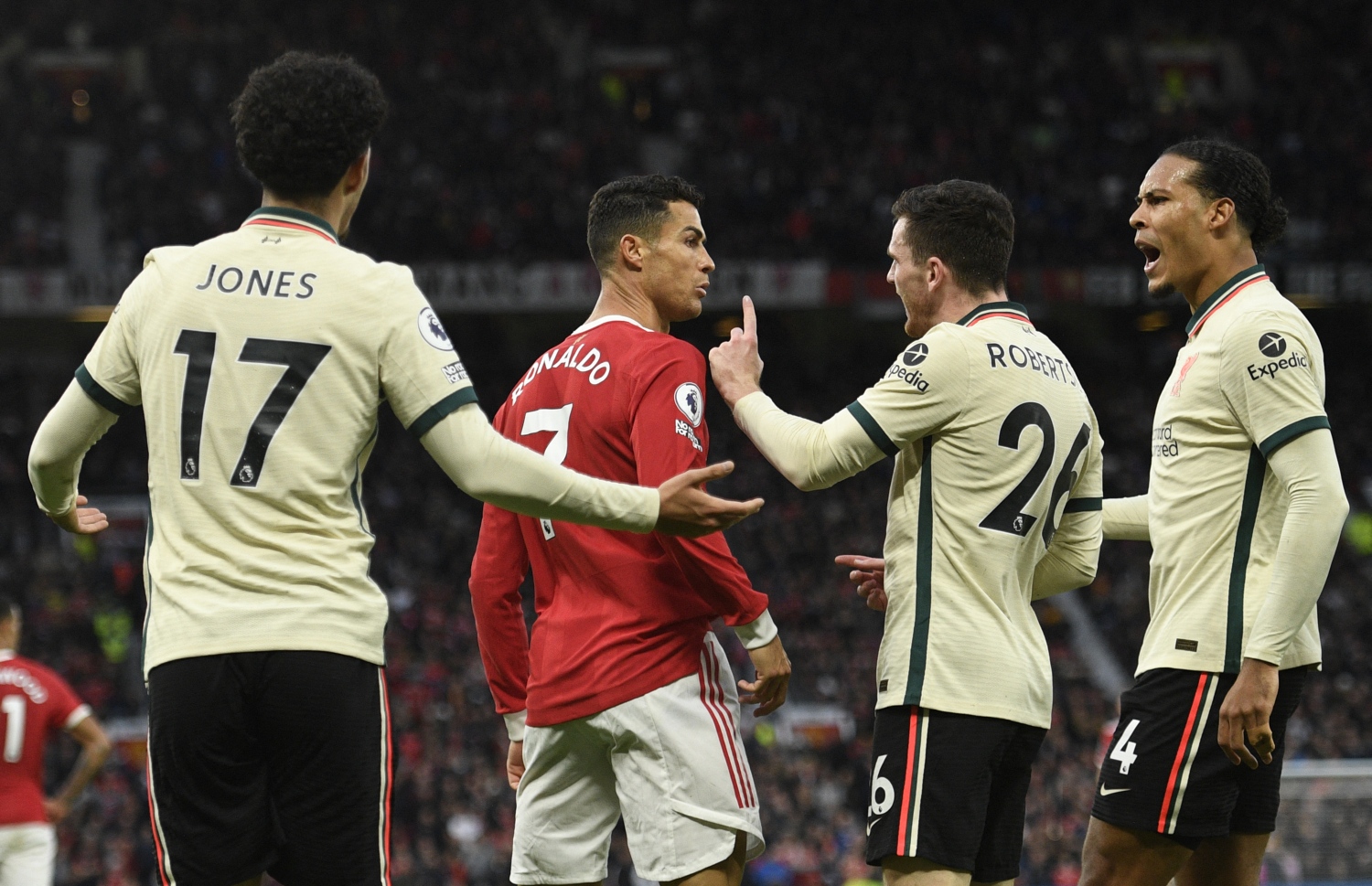 ރޮނާލްޑޯ ލިވަޕޫލްގެ ޖޯންސް އަށް ހަމަލާ ދިނުމުން ލިވަޕޫލްގެ ކުޅުންތެރިން އޭނާ ވަށާލައިފައި. -- ފޮޓޯ: އޭއެފްޕީ