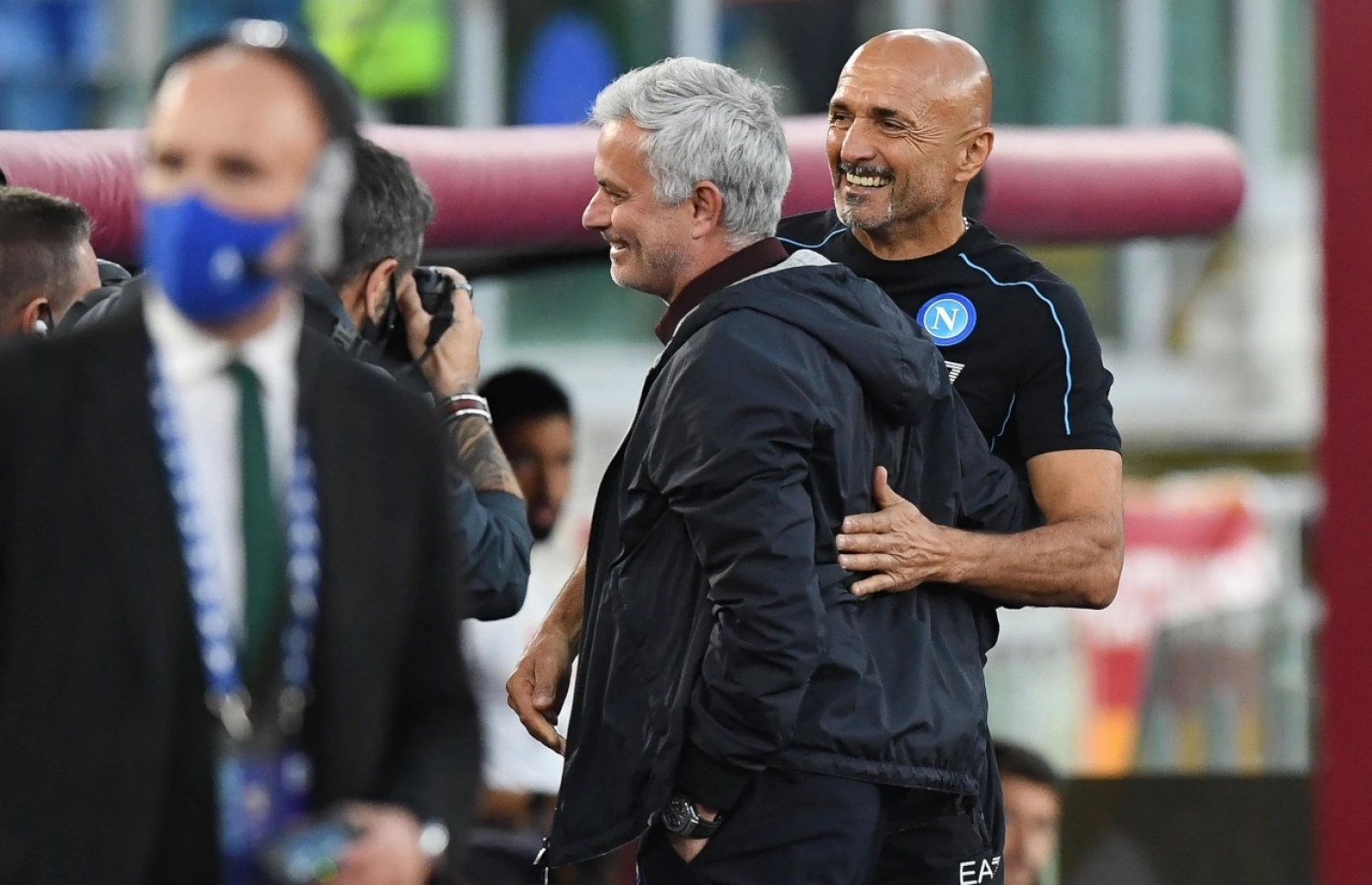 މޮރީނިއޯ އާއި ނަޕޯލީގެ ކޯޗު ސްޕަލޭޓީ (ކ). ދެ ކޯޗުންނަށް ވެސް ރޭގެ މެޗުގައި ވަނީ ރަތް ކާޑު ދައްކާފައި. --