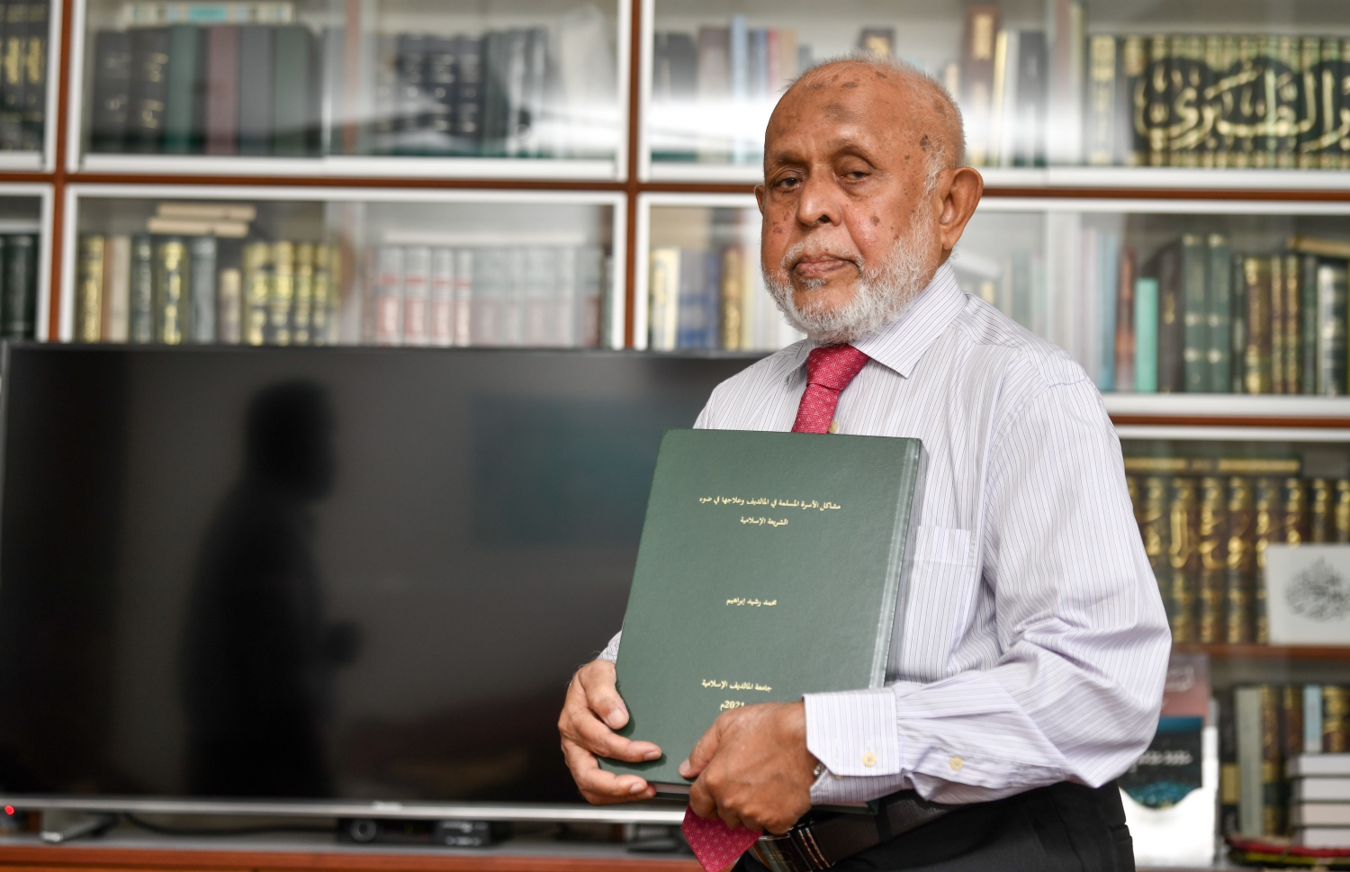 ޝައިހު ރަޝީދު ޕީއެޗްޑީ އަށް ލިޔުއްވި ތީސިސްއާއެކު.---ފޮޓޯ: ފަޔާޒު މޫސާ/ މިހާރު