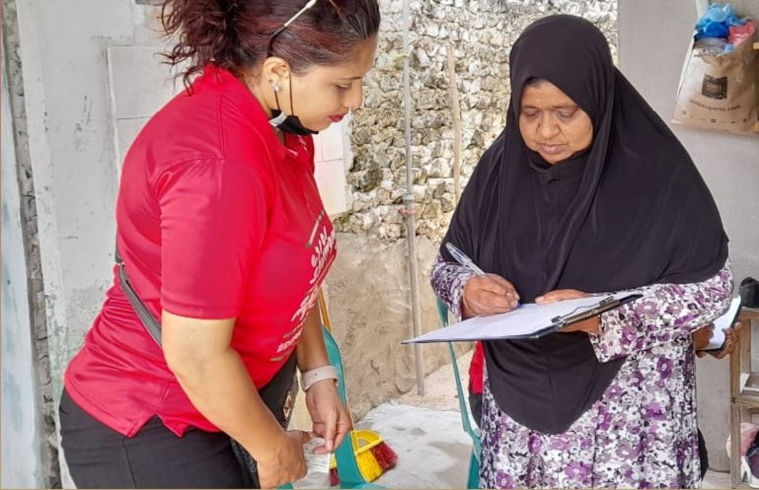 އިންޑިއާ އައުޓް ޕެޓިޝަން އަށް ސޮއި ހޯދުމަށް އިދިކޮޅުން ހިންމަފުށީގައި ކުރިއަށްގެންދާ ޑޯޓުޑޯ ހަރަކާތުގެ ތެރެއިނ--- ފޮޓޯ:ޕީޕީއެމް