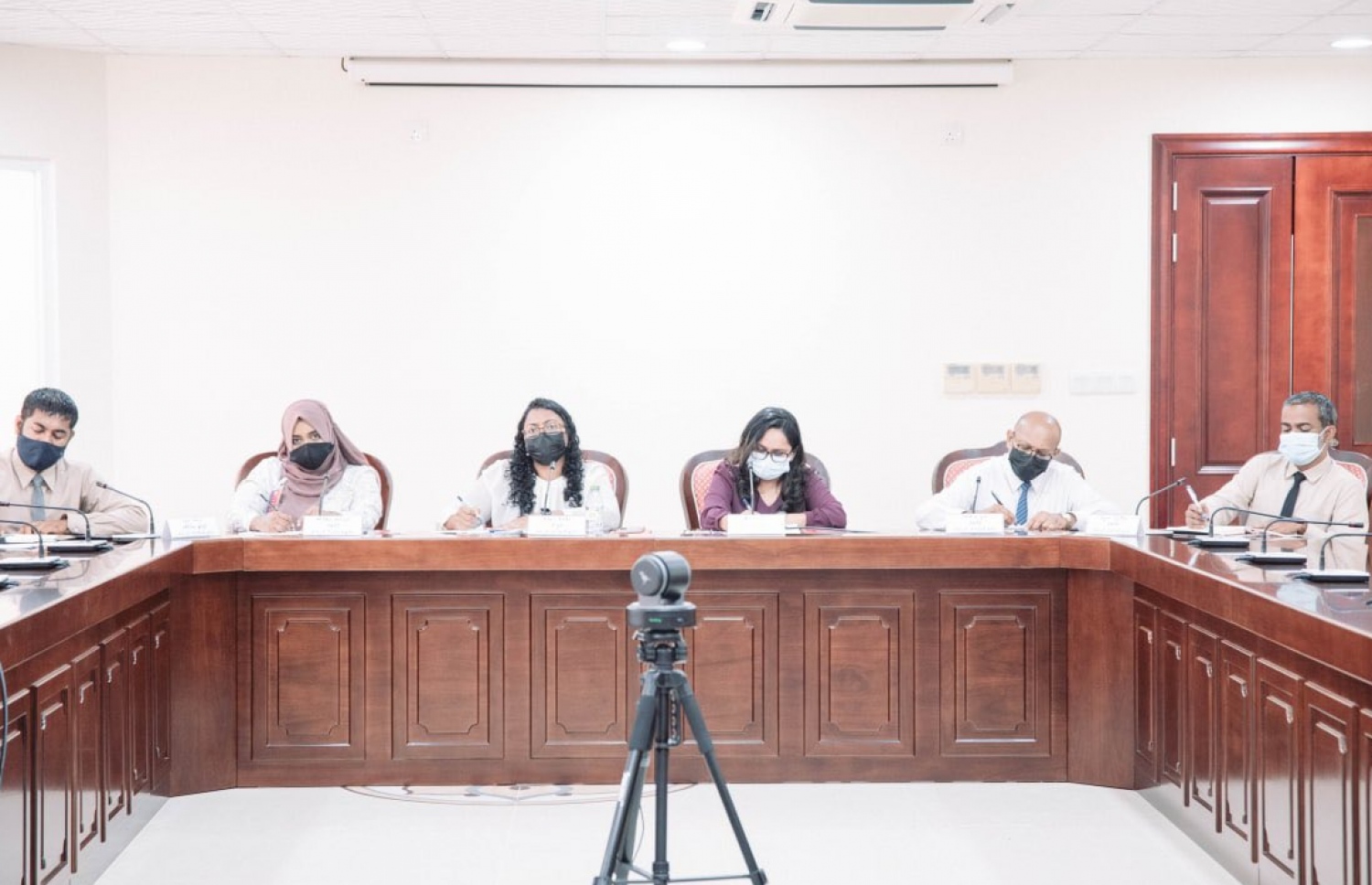 އޭސީސީ މެމްބަރުން މަޖިލީހުގެ ކޮމިޓީގައި: މައްސަލަތައް ލަސްވުމުގައި ގޮންޖެހުންތައް އެބަހުރި ކަމަށް މެމްބަރުން ވިދާޅުވޭ. -- ފޮޓޯ/ މަޖިލިސް