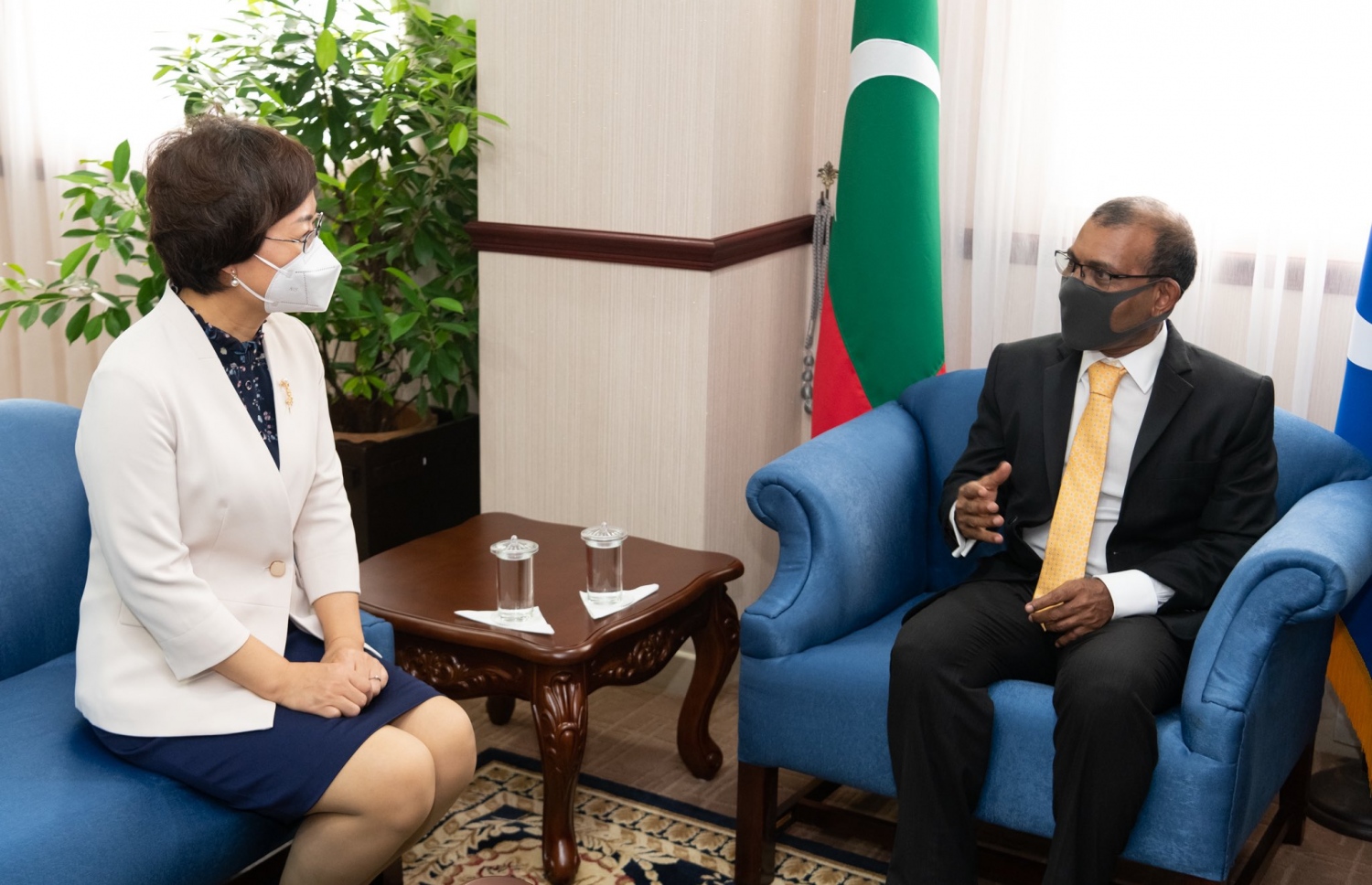 ޗައިނާ ސަފީރު ރައްޔިތުންގެ މަޖިލީހުގެ ރައީސް މުހައްމަދު ނަޝީދު އަރިހަށް ކުރެއްވި އިހުތިރާމްގެ ޒިޔާރަތެއްގައި އެ މަނިކުފާނާ ވާހަކަދައްކަވަނީ. ފޮޓޯ: މަޖިލީހުގެ އިދާރާ.