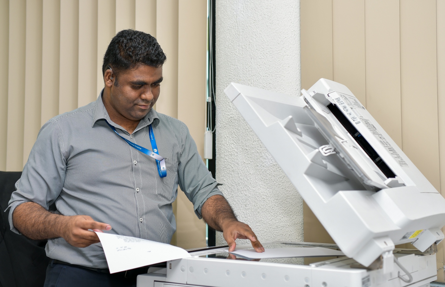 ޔާސީން ފޮޓޯ ކޮޕީއެއް ނަގަނީ. އޭނާއަކީ އަޑު އެހުމުގައި އުނދަގޫތަކެއް ހުންނަ މީހެއް--ފޮޓޯ:ފަޔާޒް މޫސާ/މިހާރު