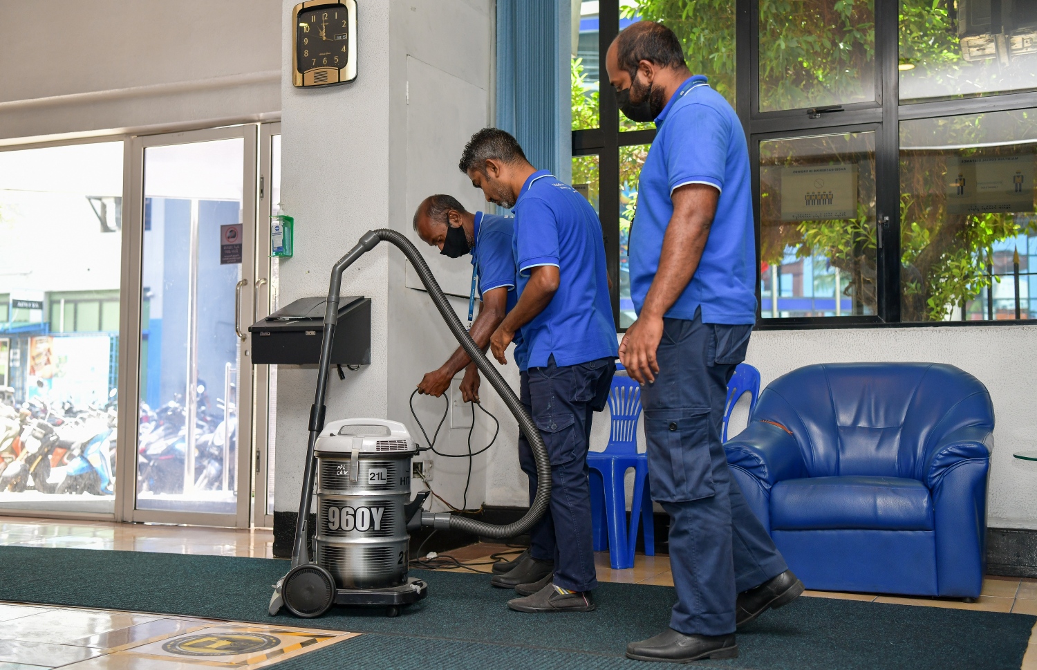 އަރީން އާއި އެހެން ބައެއް މުވައްޒަފުން މަސައްކަތުގައި. އެމްޕީއެލްގައި ހާއްސަ އެހީއަށް ބޭނުންވާ 27 މުވައްޒަފުން މަސައްކަތް ކުރޭ--ފޮޓޯ:ފަޔާޒް މޫސާ